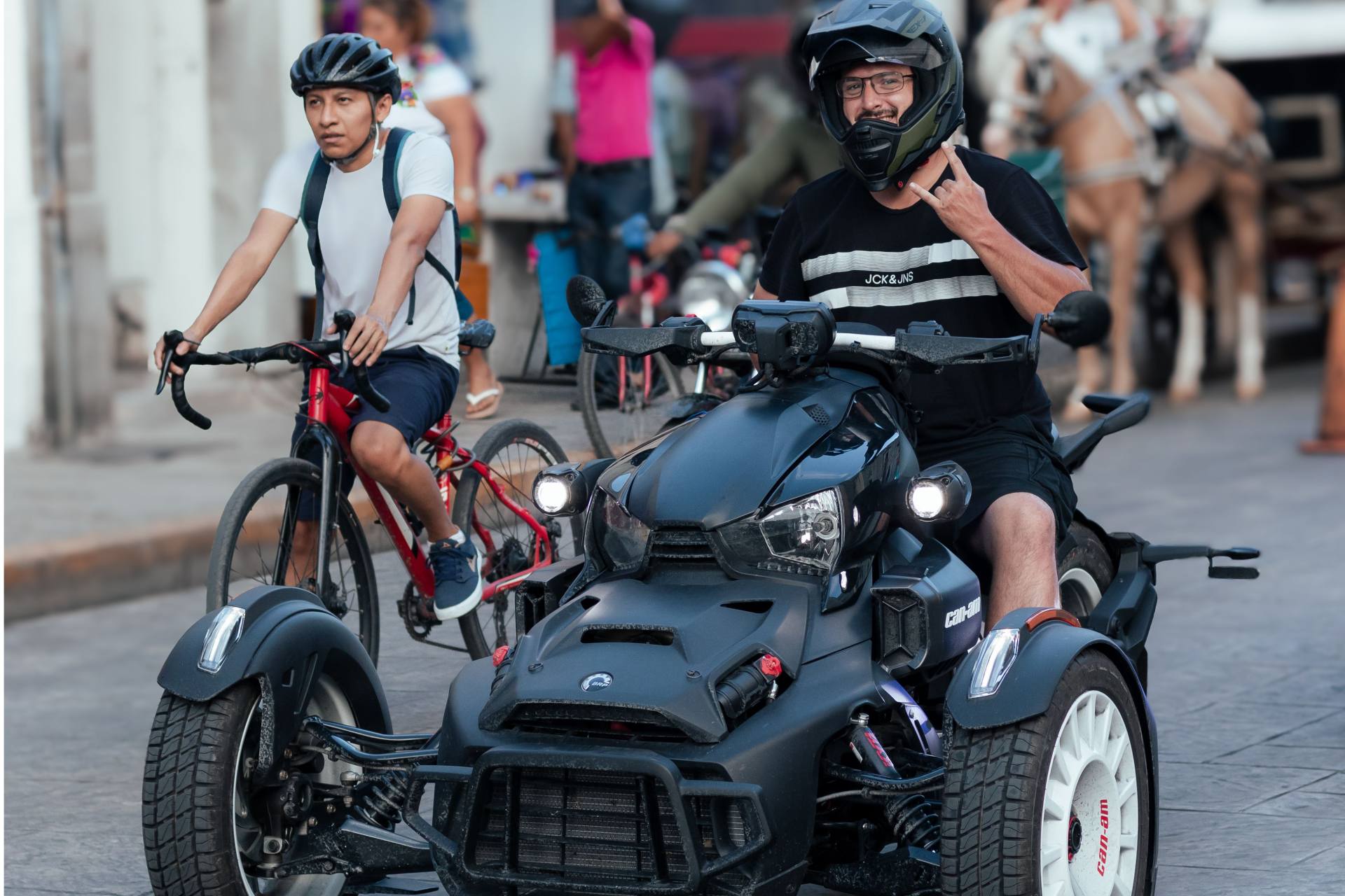 La distancia que todos los motociclistas deben respetar frente a los ciclistas
