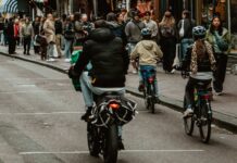 La distancia que todos los motociclistas deben respetar frente a los ciclistas