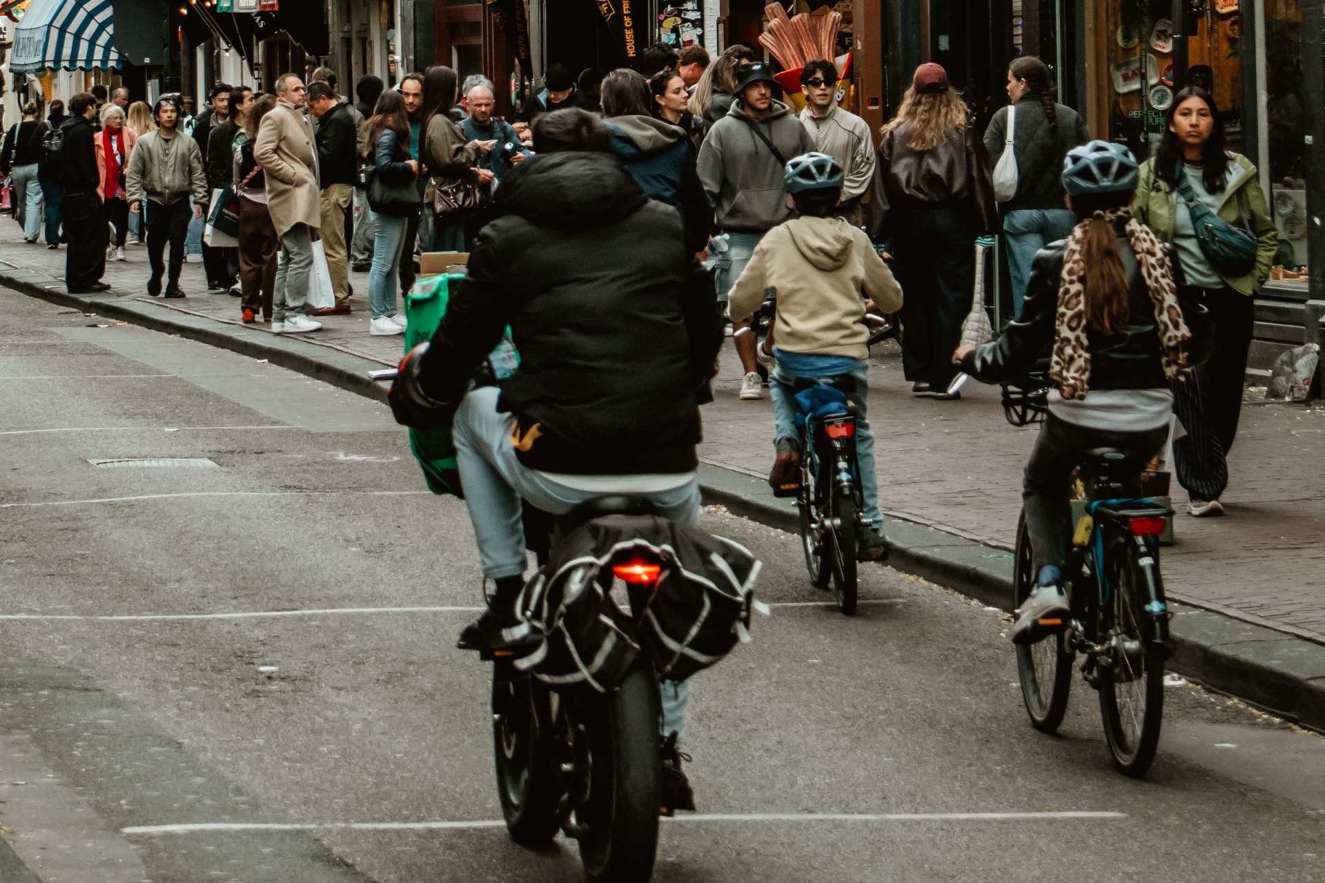 La distancia que todos los motociclistas deben respetar frente a los ciclistas