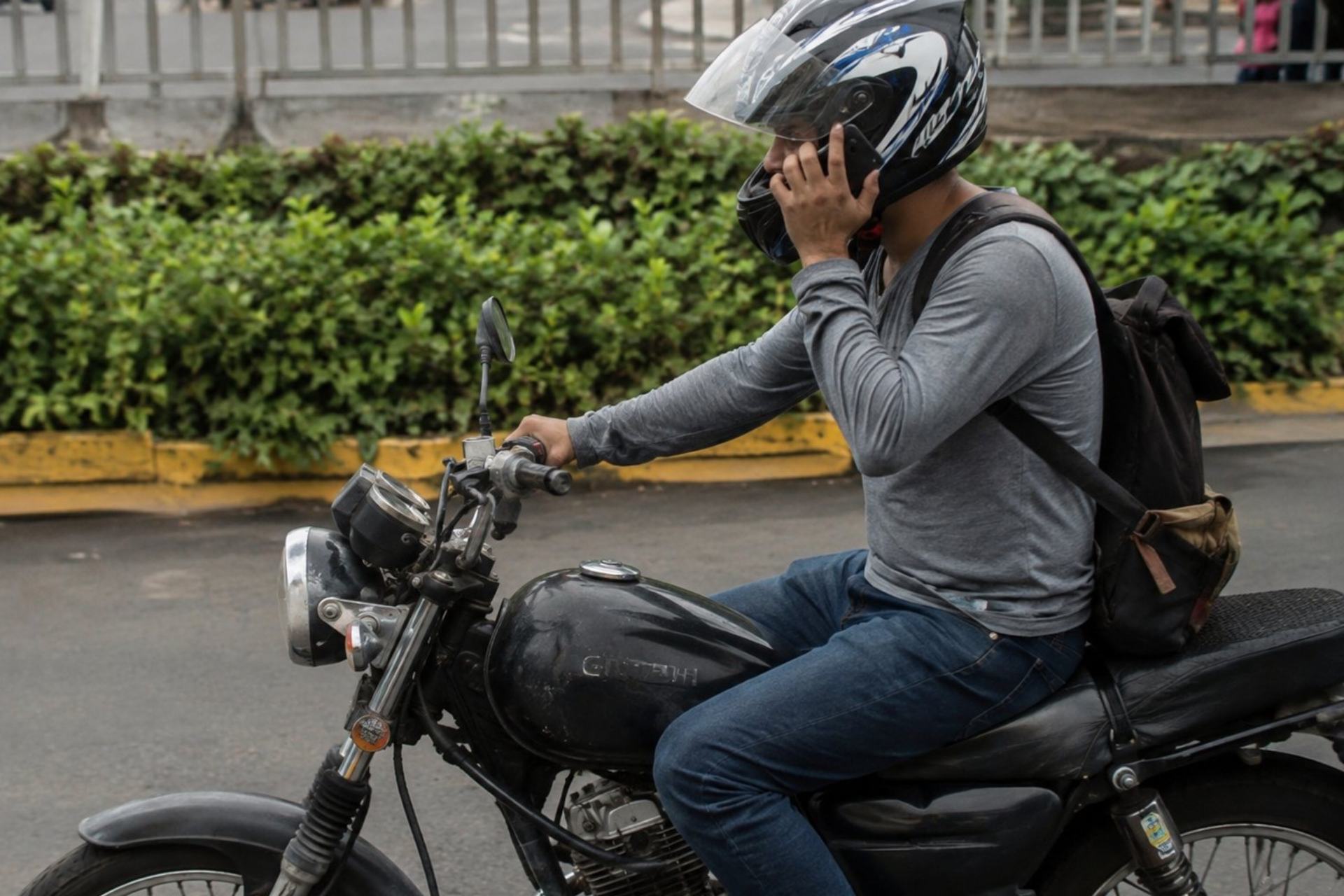 ¿Cómo manejar una motocicleta de forma segura durante un sismo?