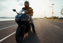 ¿Cómo manejar una motocicleta de forma segura durante un sismo?