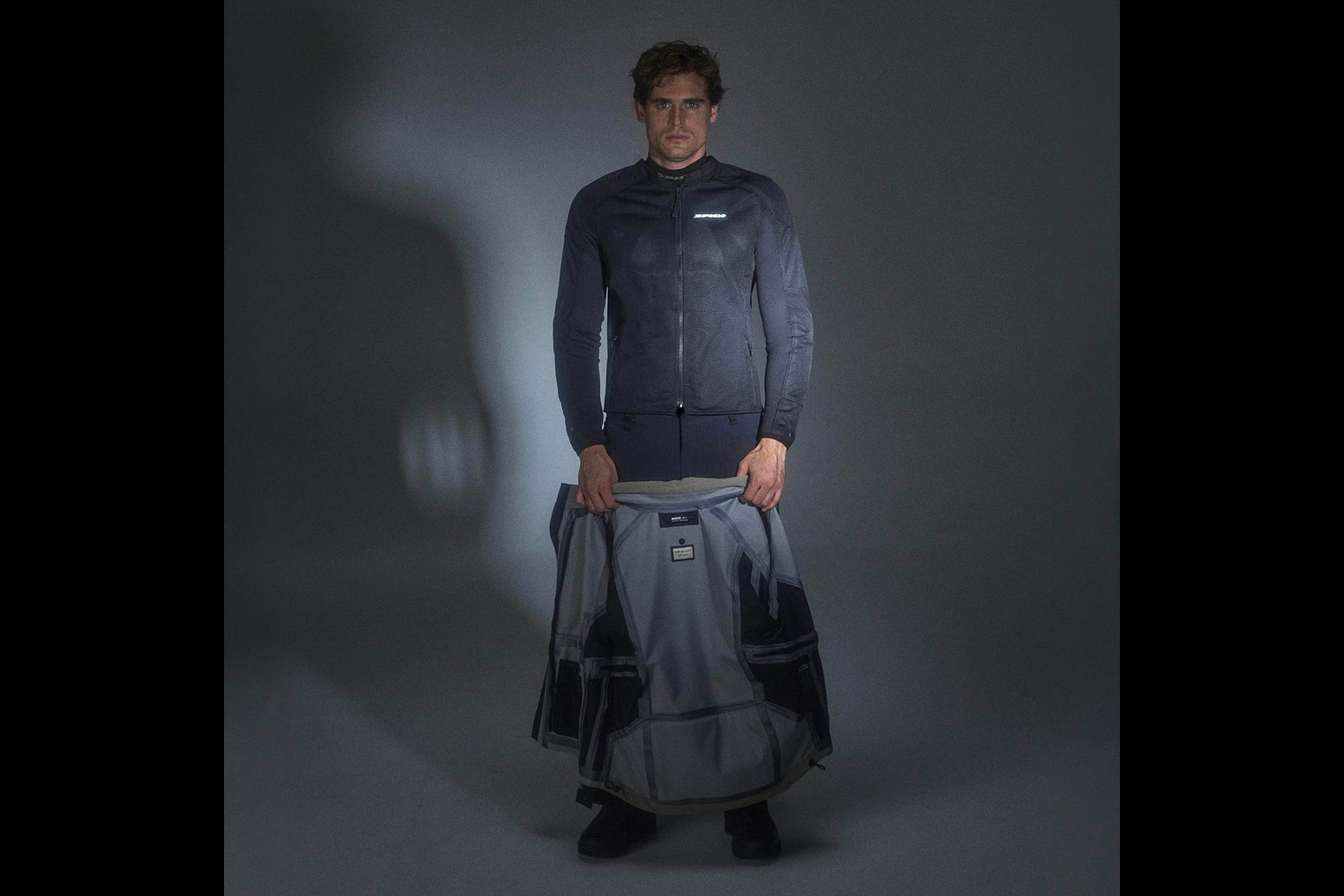 SPIDI invierte el diseño tradicional de las chaquetas multicapa con Step-In Armor