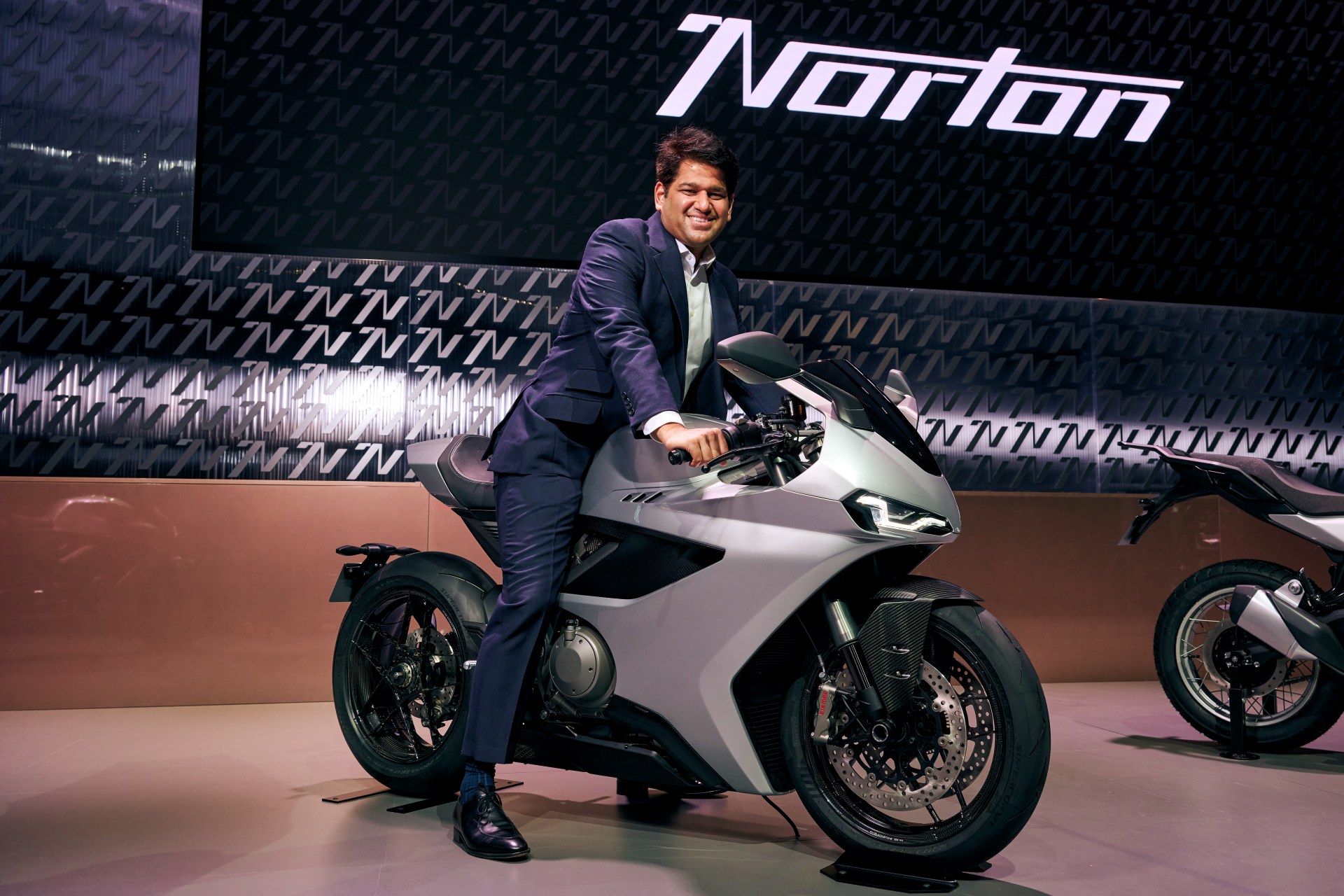 Norton nueva 450 monocilíndrica EICMA 2026