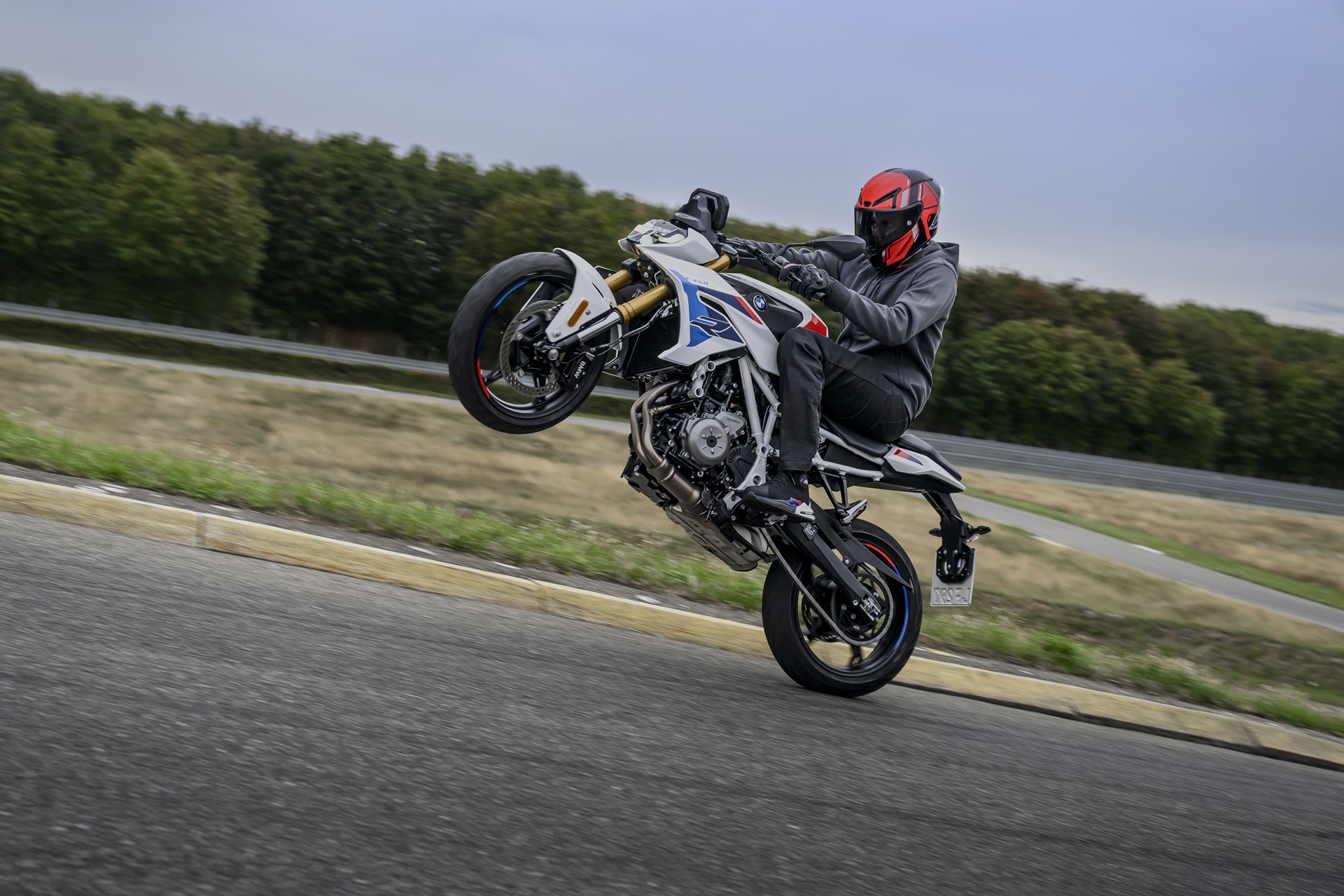 BMW F 450 R: 48 CV, 175 kilos y todo lo necesario para iniciarse en el A2