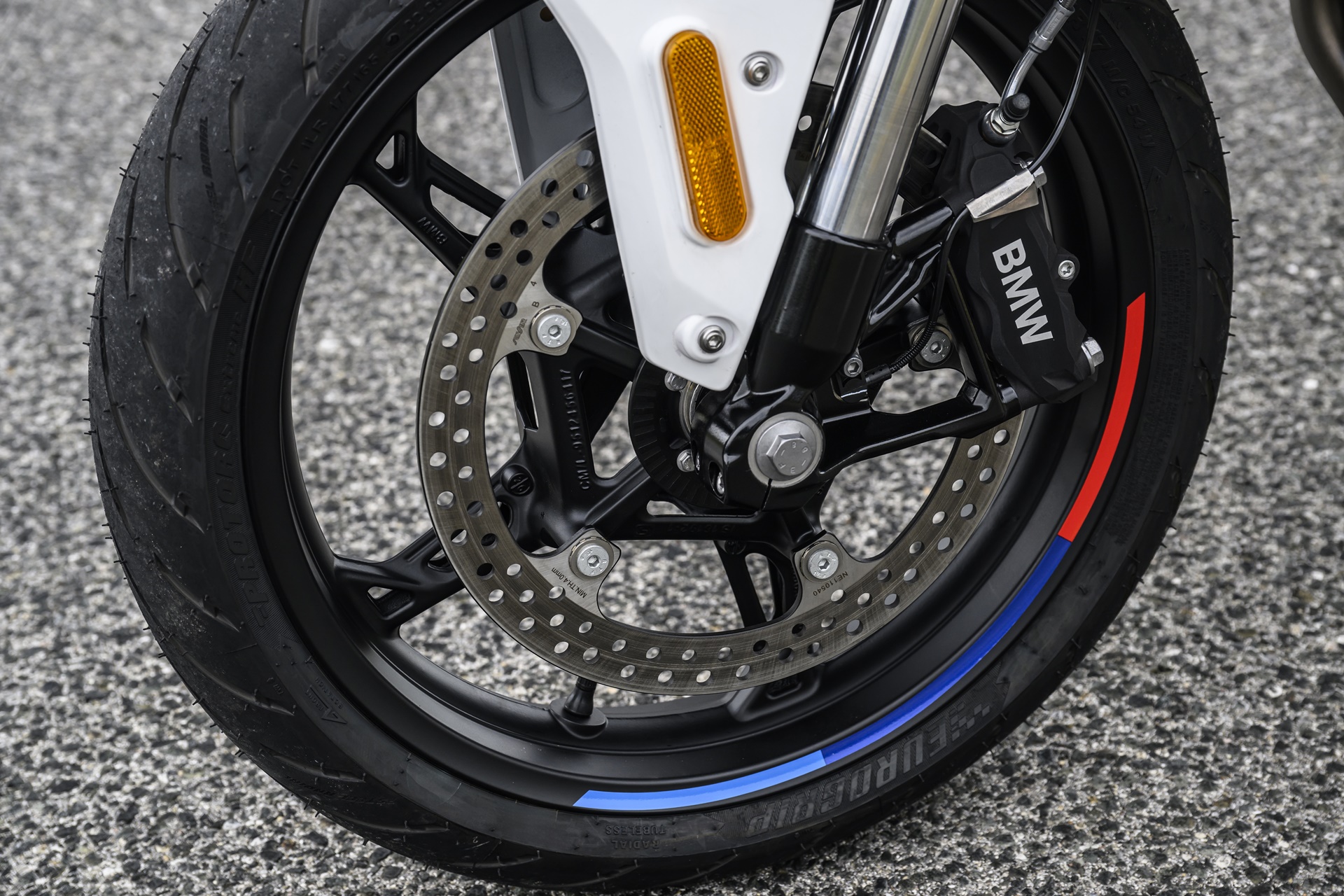 BMW F 450 R: 48 CV, 175 kilos y todo lo necesario para iniciarse en el A2