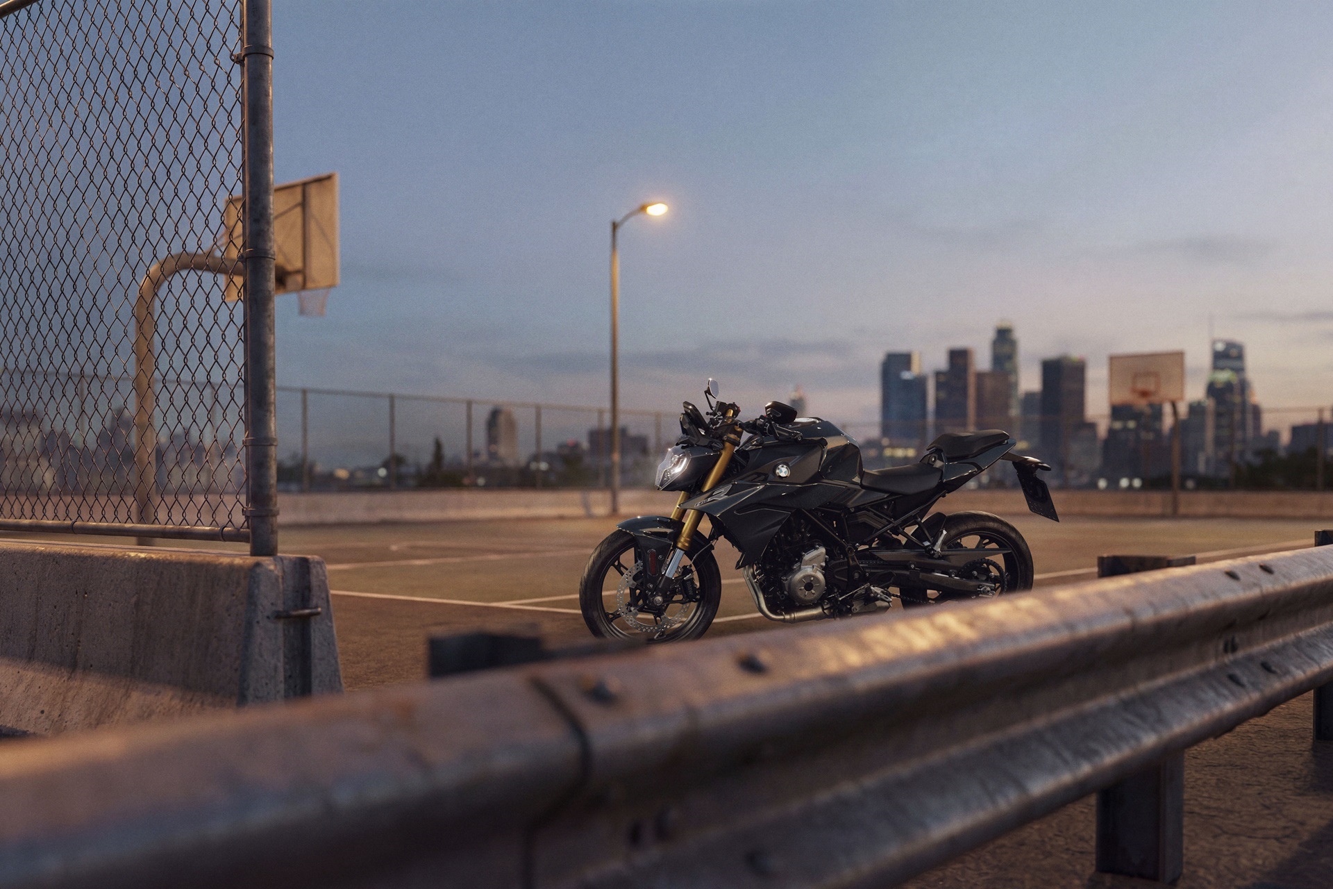 BMW F 450 R: 48 CV, 175 kilos y todo lo necesario para iniciarse en el A2