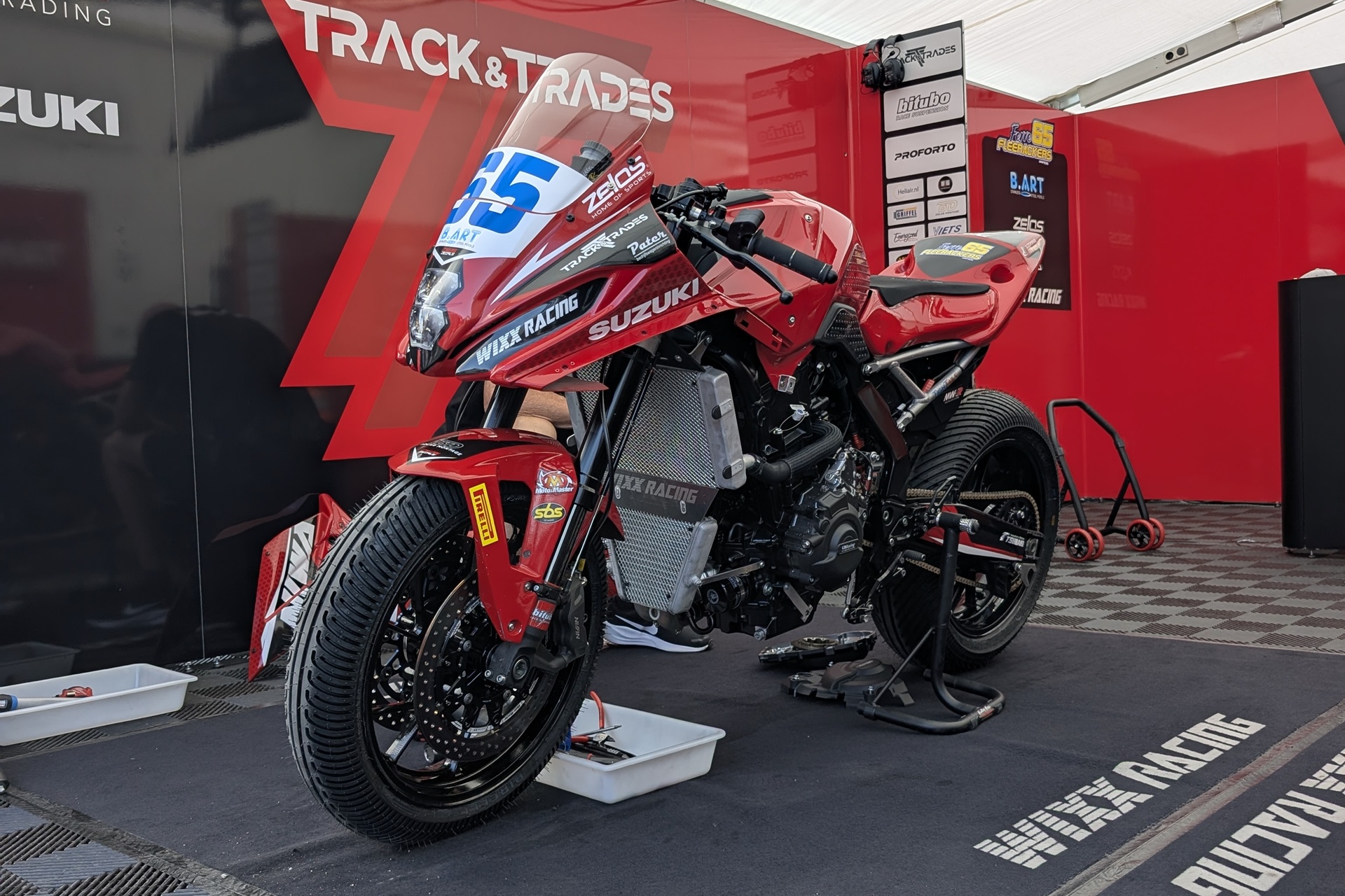 El WorldSBK convierte Jerez en una fiesta del motociclismo con carreras decisivas y un paddock muy cercano