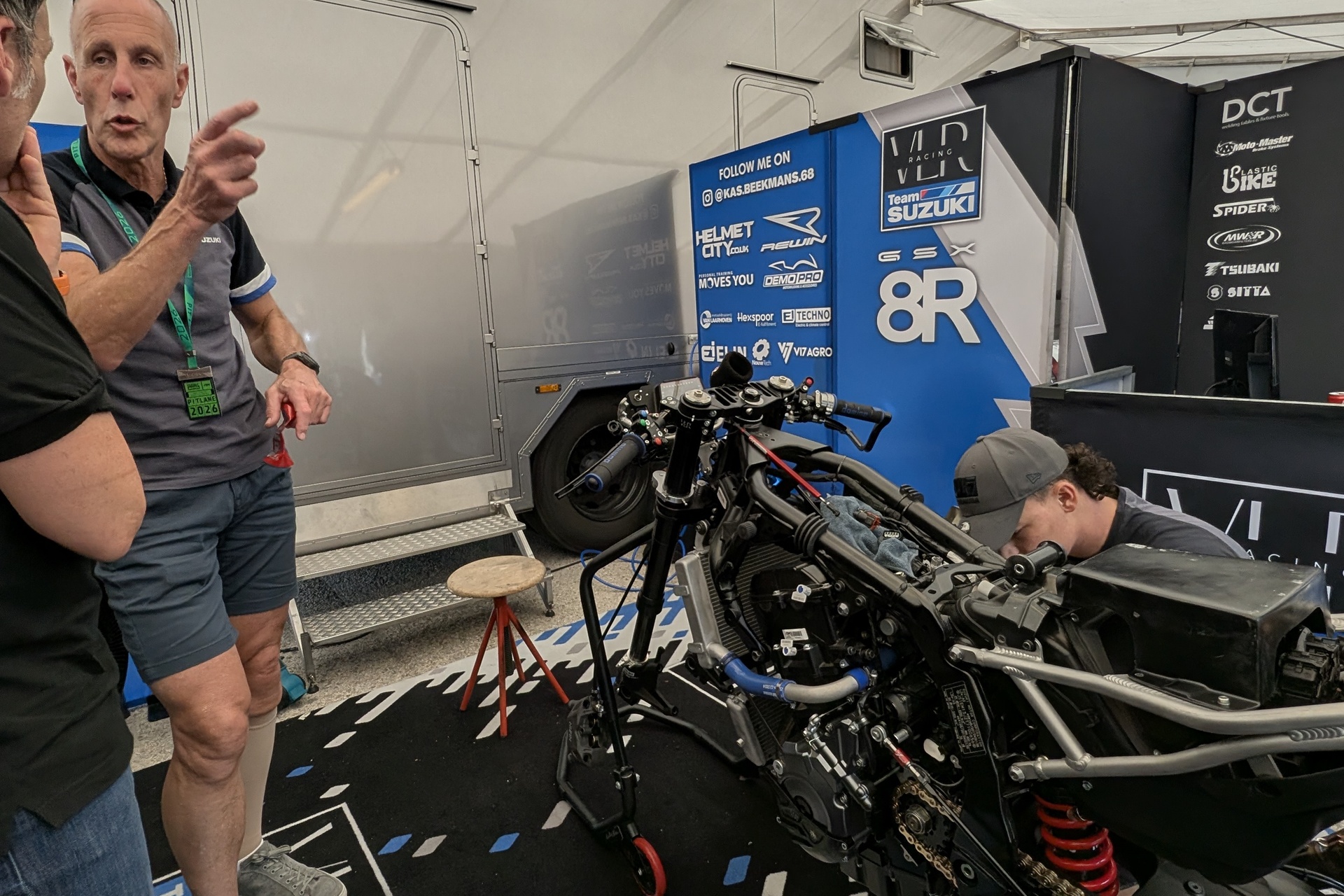 El WorldSBK convierte Jerez en una fiesta del motociclismo con carreras decisivas y un paddock muy cercano