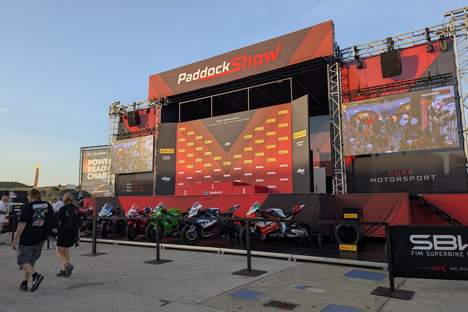 El WorldSBK convierte Jerez en una fiesta del motociclismo con carreras decisivas y un paddock muy cercano