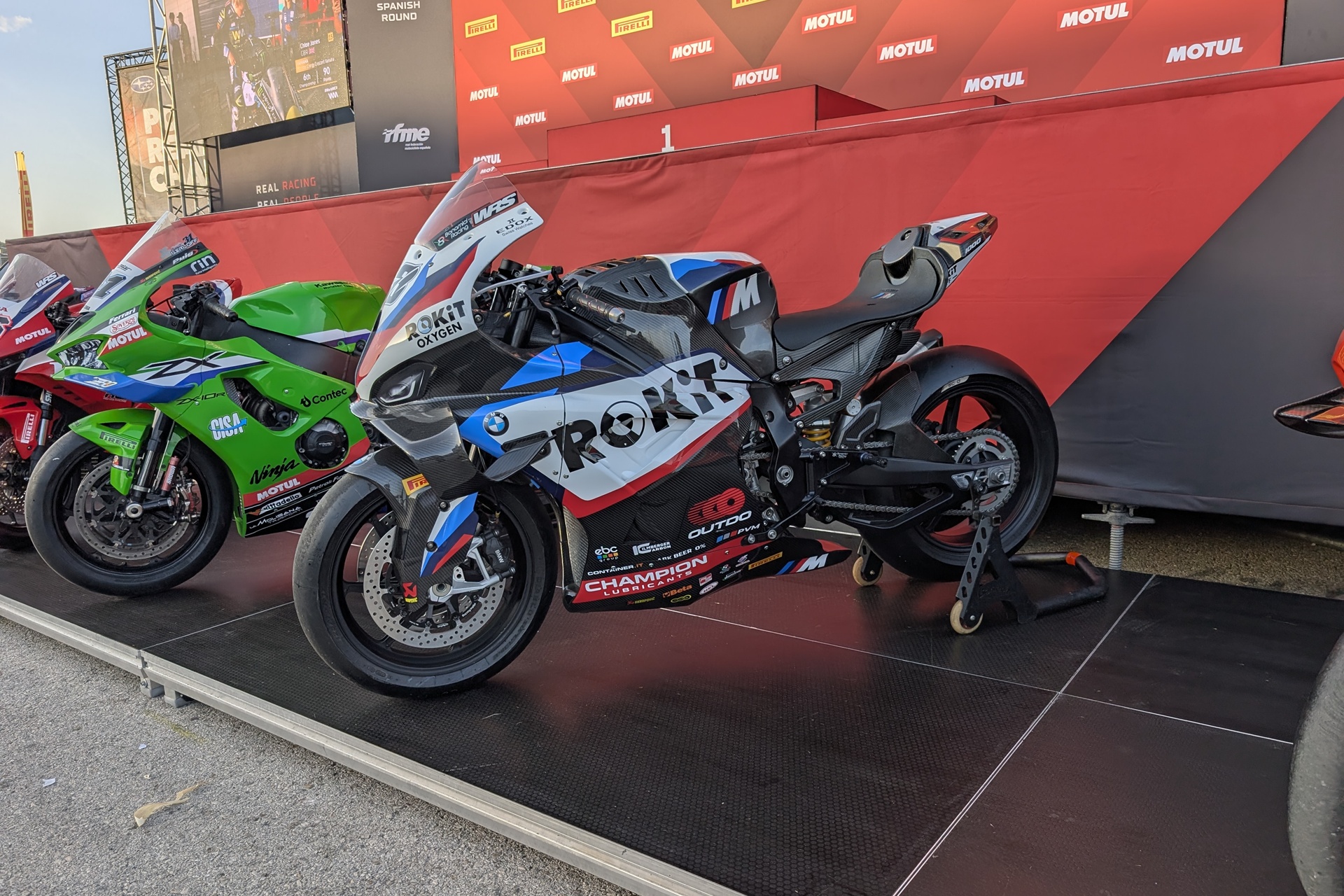 El WorldSBK convierte Jerez en una fiesta del motociclismo con carreras decisivas y un paddock muy cercano