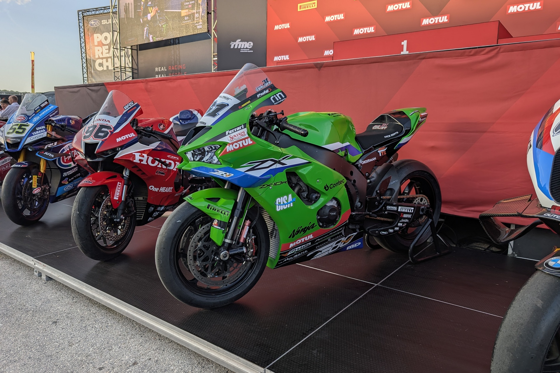 El WorldSBK convierte Jerez en una fiesta del motociclismo con carreras decisivas y un paddock muy cercano