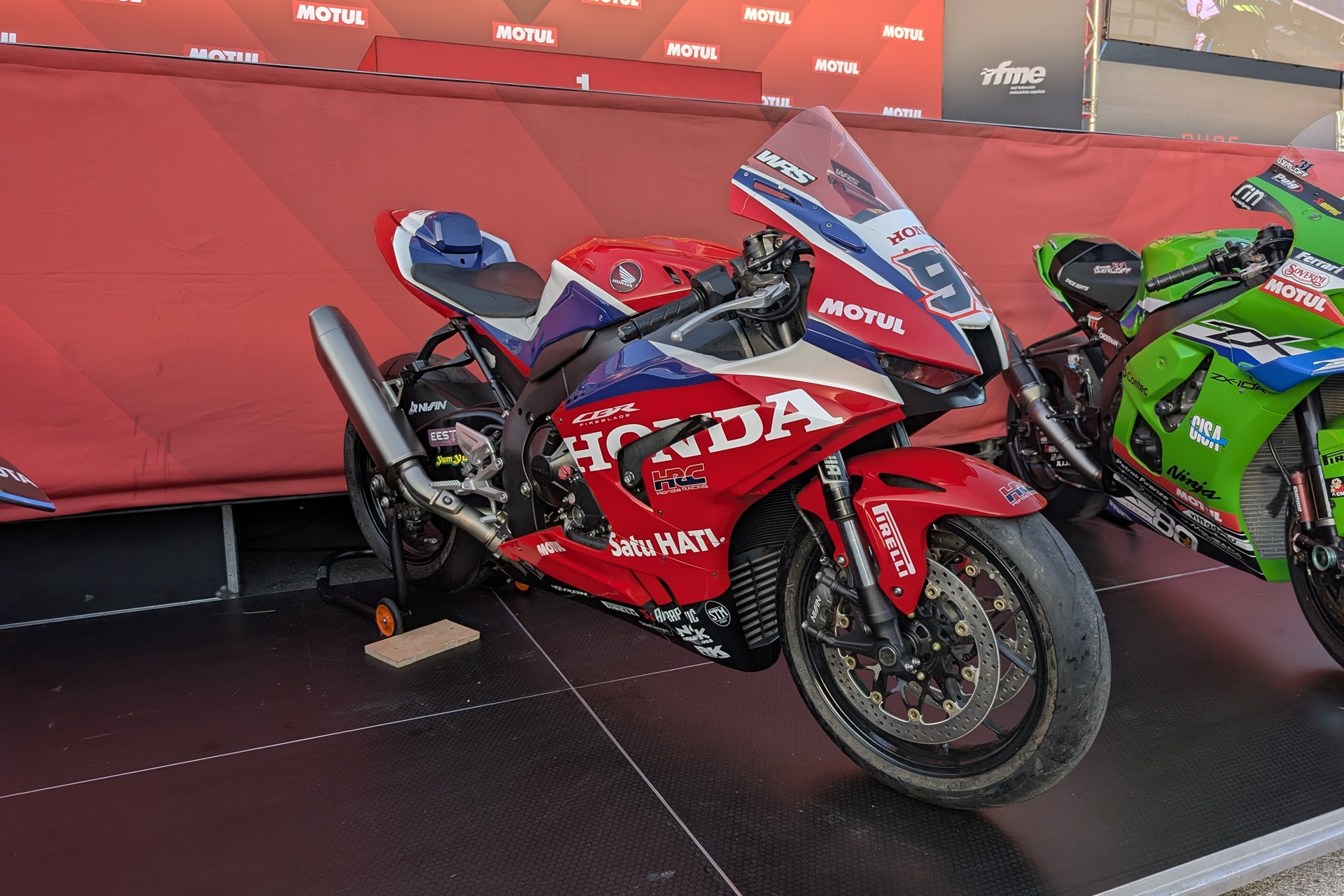 El WorldSBK convierte Jerez en una fiesta del motociclismo con carreras decisivas y un paddock muy cercano