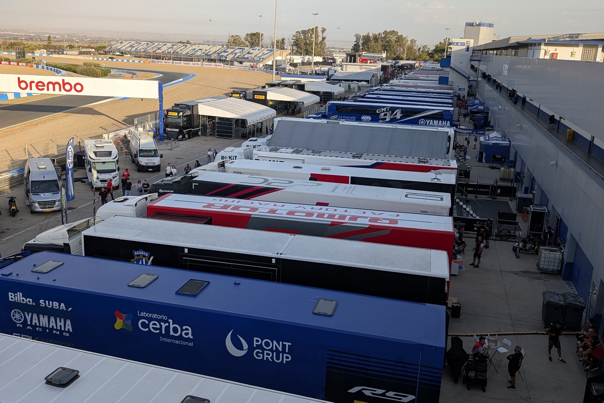 El WorldSBK convierte Jerez en una fiesta del motociclismo con carreras decisivas y un paddock muy cercano