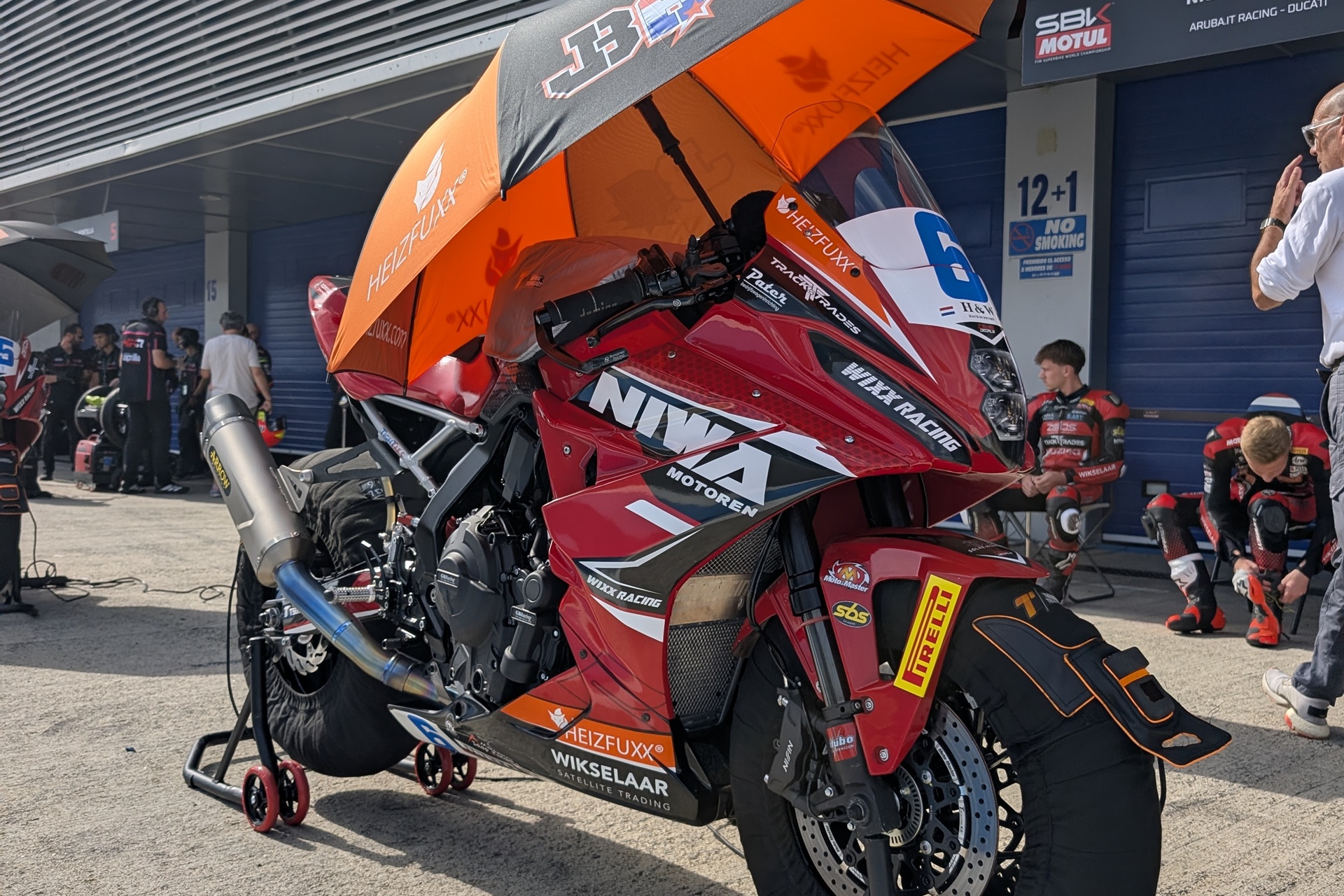 El WorldSBK convierte Jerez en una fiesta del motociclismo con carreras decisivas y un paddock muy cercano