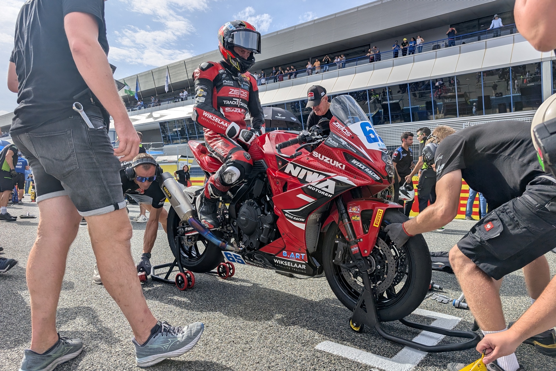 El WorldSBK convierte Jerez en una fiesta del motociclismo con carreras decisivas y un paddock muy cercano