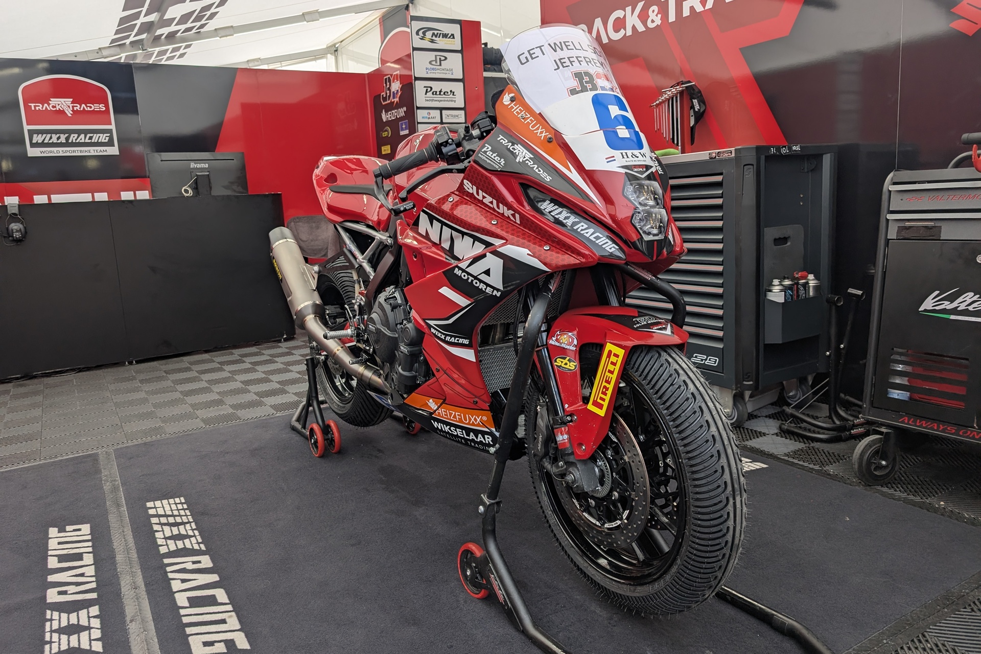 El WorldSBK convierte Jerez en una fiesta del motociclismo con carreras decisivas y un paddock muy cercano