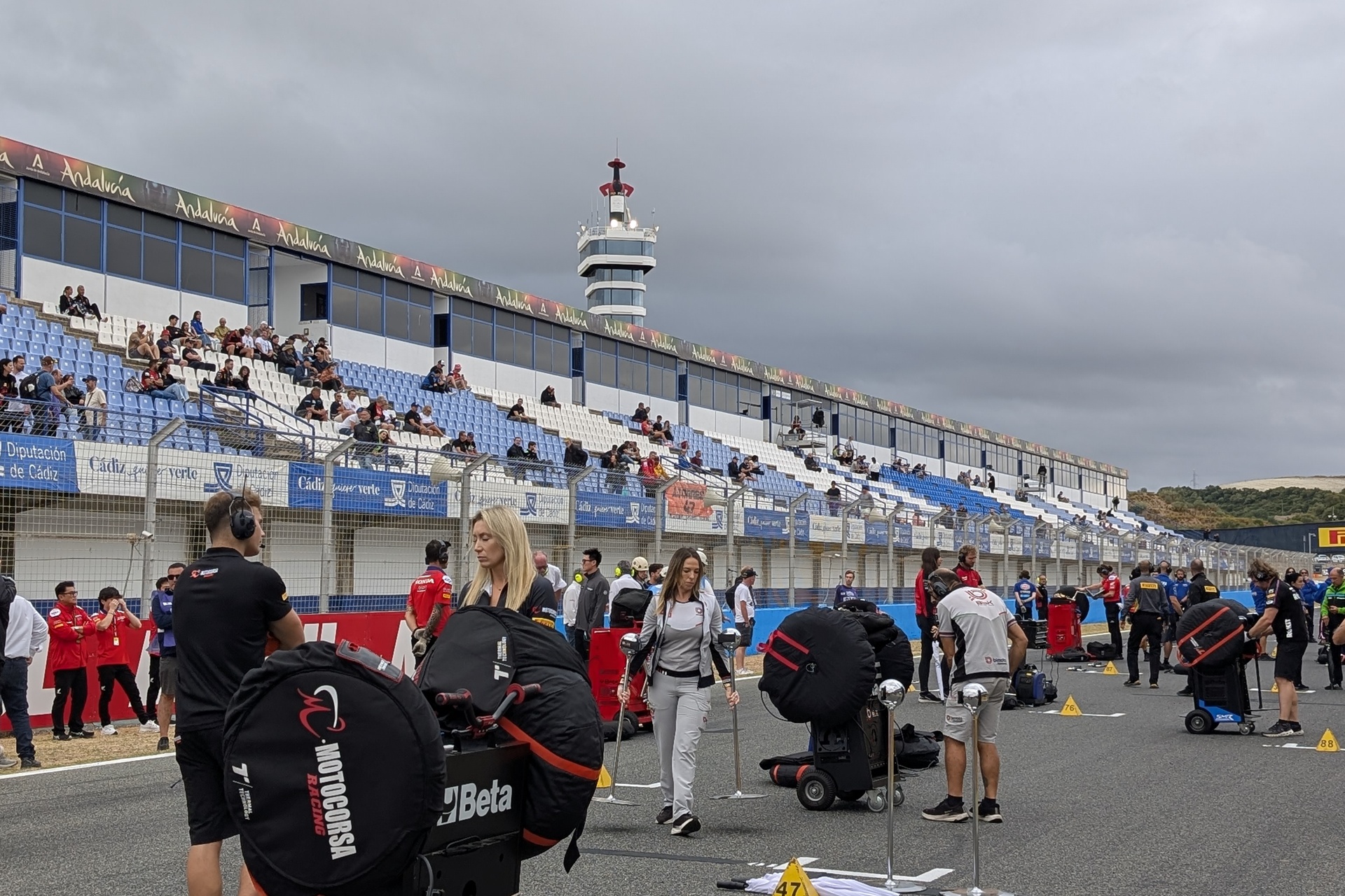 El WorldSBK convierte Jerez en una fiesta del motociclismo con carreras decisivas y un paddock muy cercano