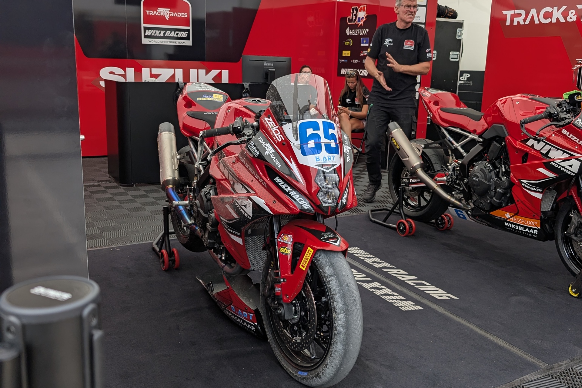 El WorldSBK convierte Jerez en una fiesta del motociclismo con carreras decisivas y un paddock muy cercano