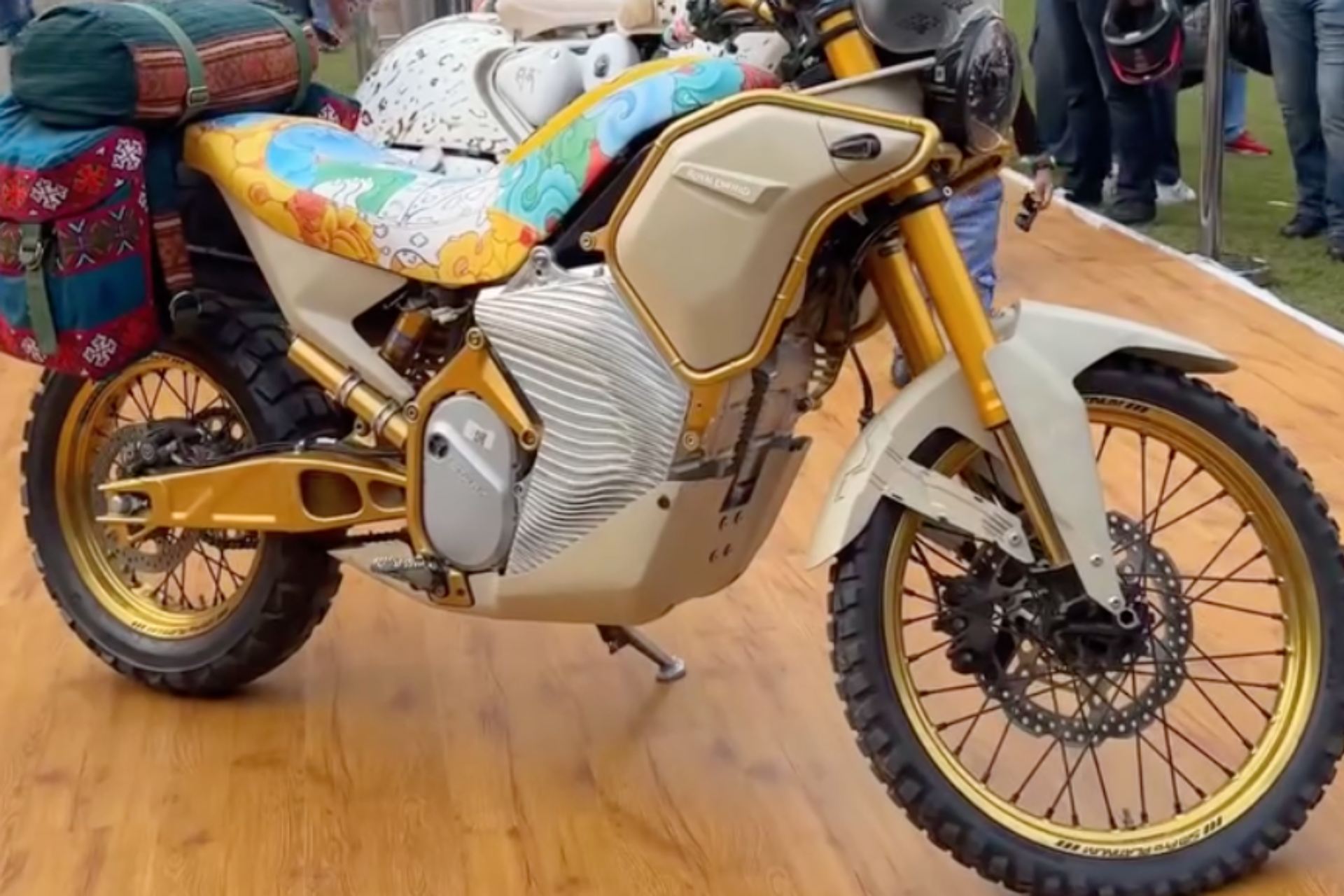 Royal Enfield Himalayan Electric sorprende con sillín floral en On Ride 2026