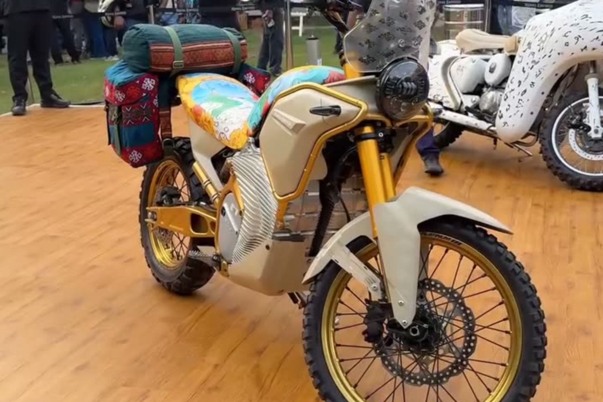 Royal Enfield Himalayan Electric sorprende con sillín floral en On Ride 2026
