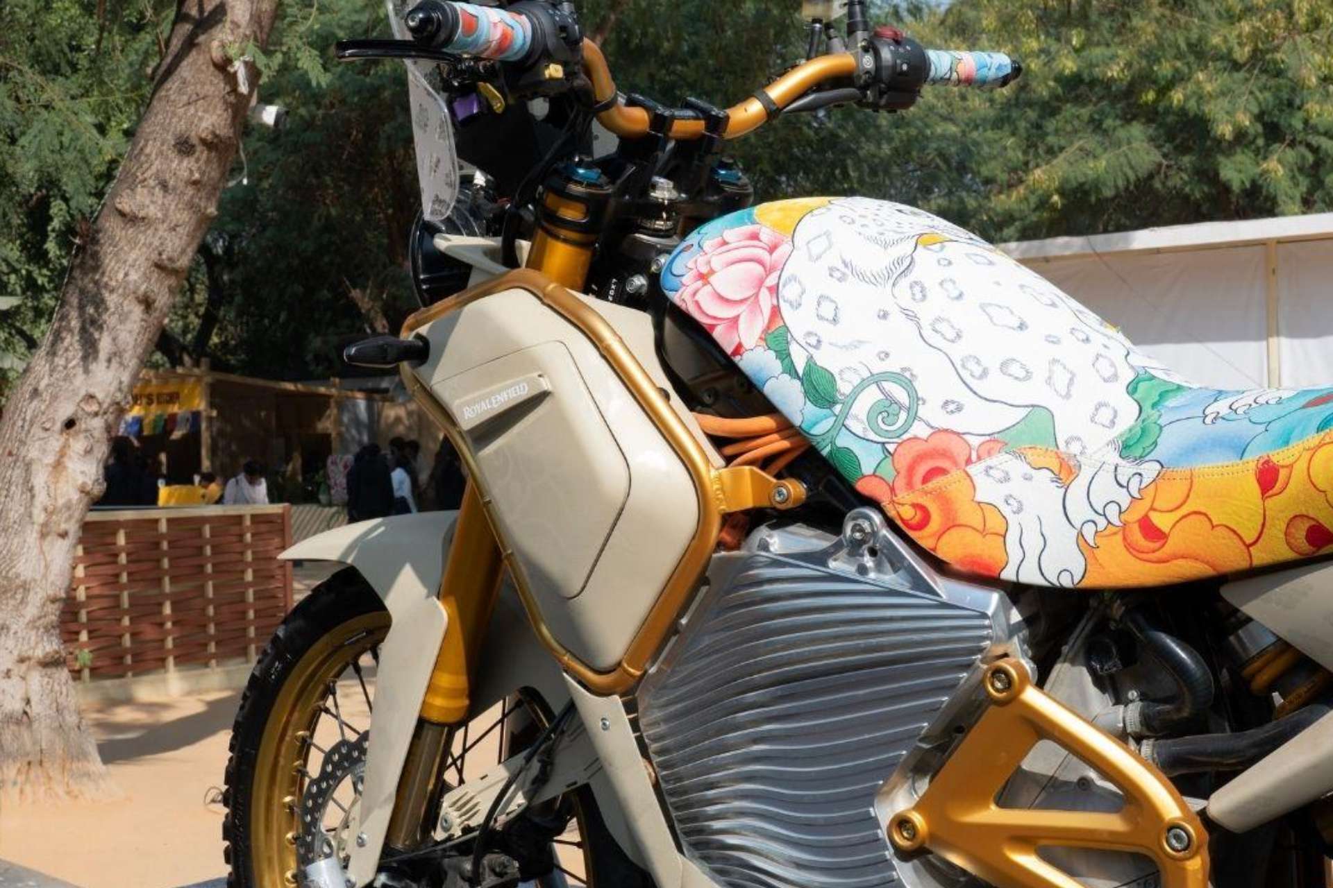Royal Enfield Himalayan Electric sorprende con sillín floral en On Ride 2026