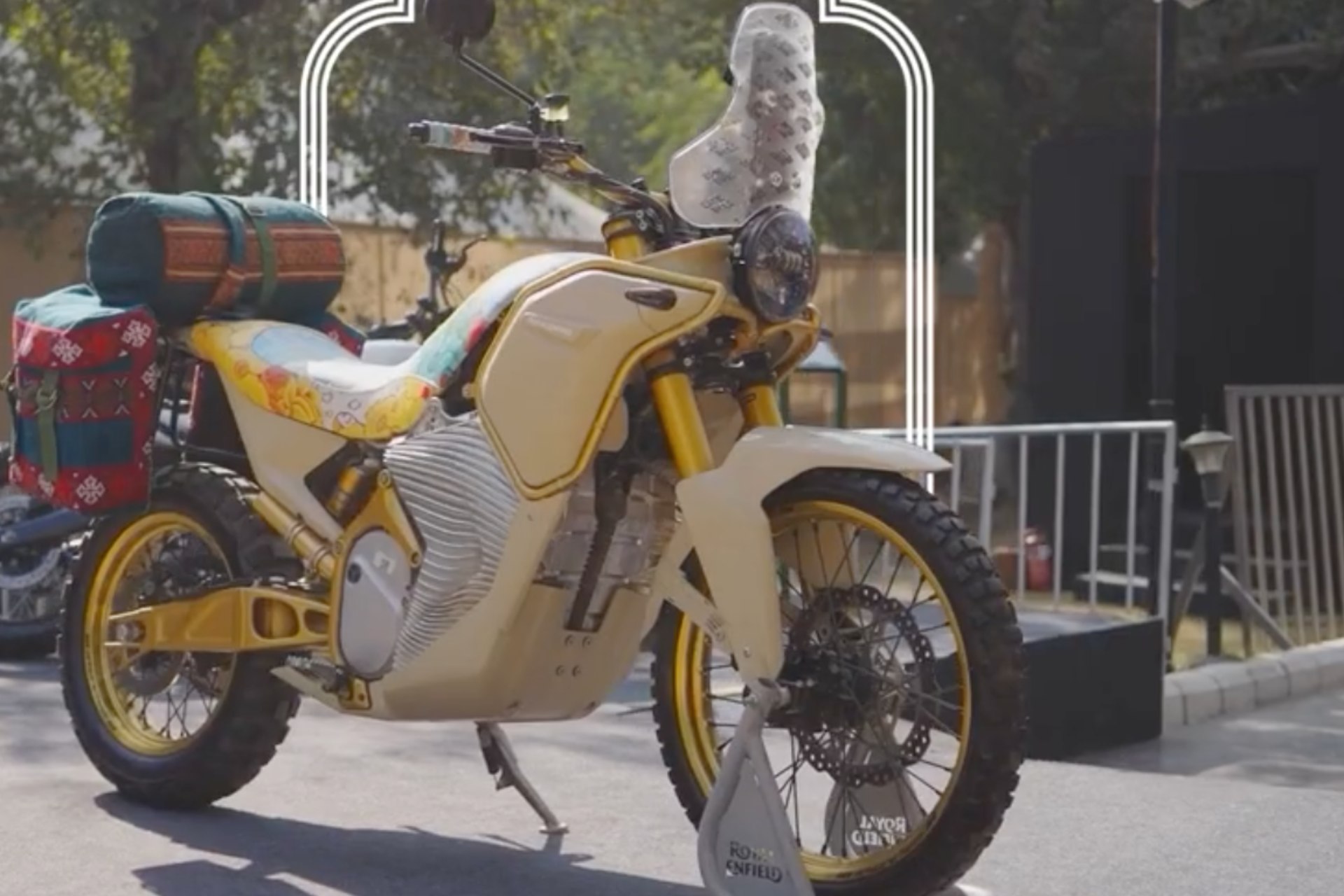 Royal Enfield Himalayan Electric sorprende con sillín floral en On Ride 2026