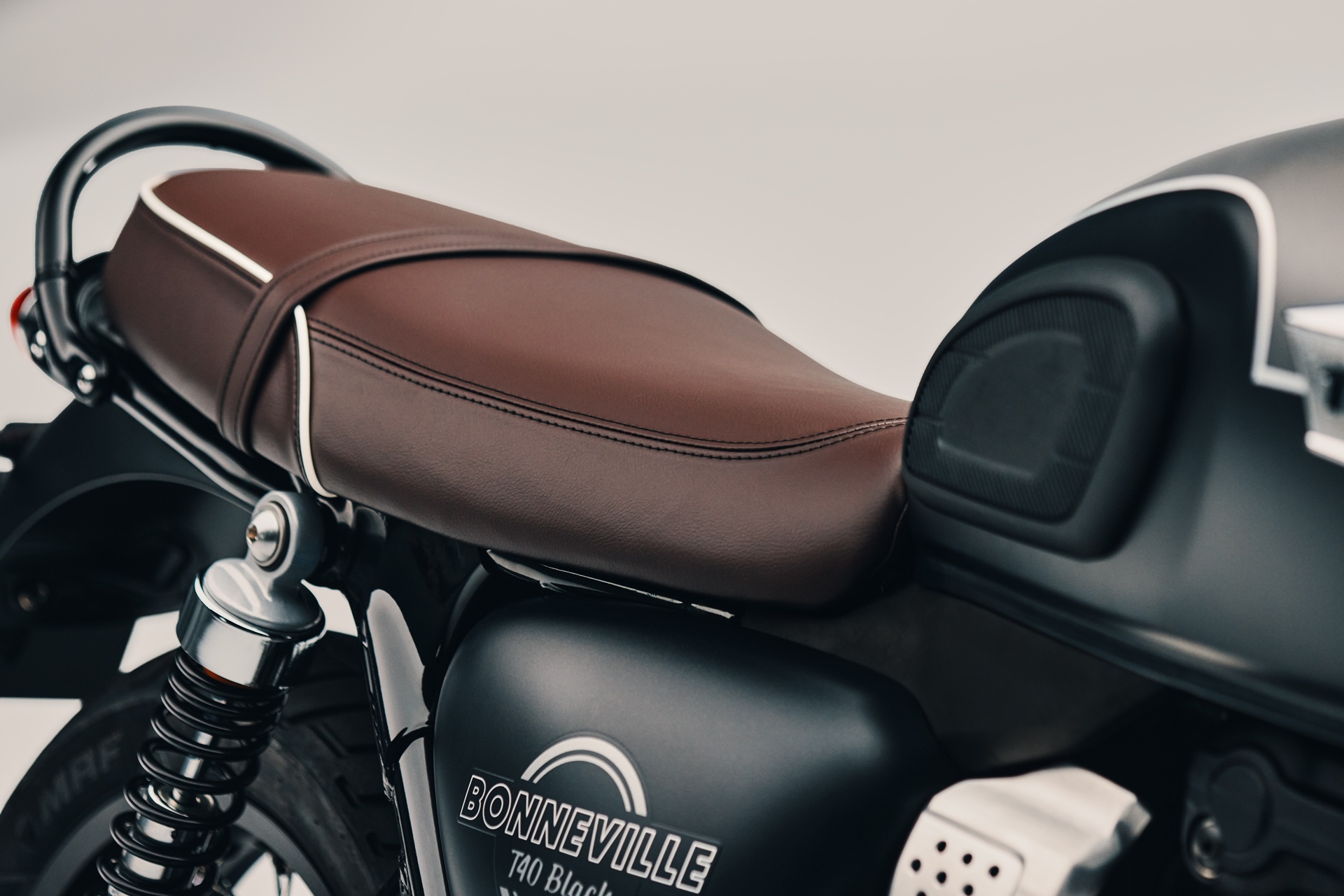 Triumph Bonneville T40 y T40 Black
