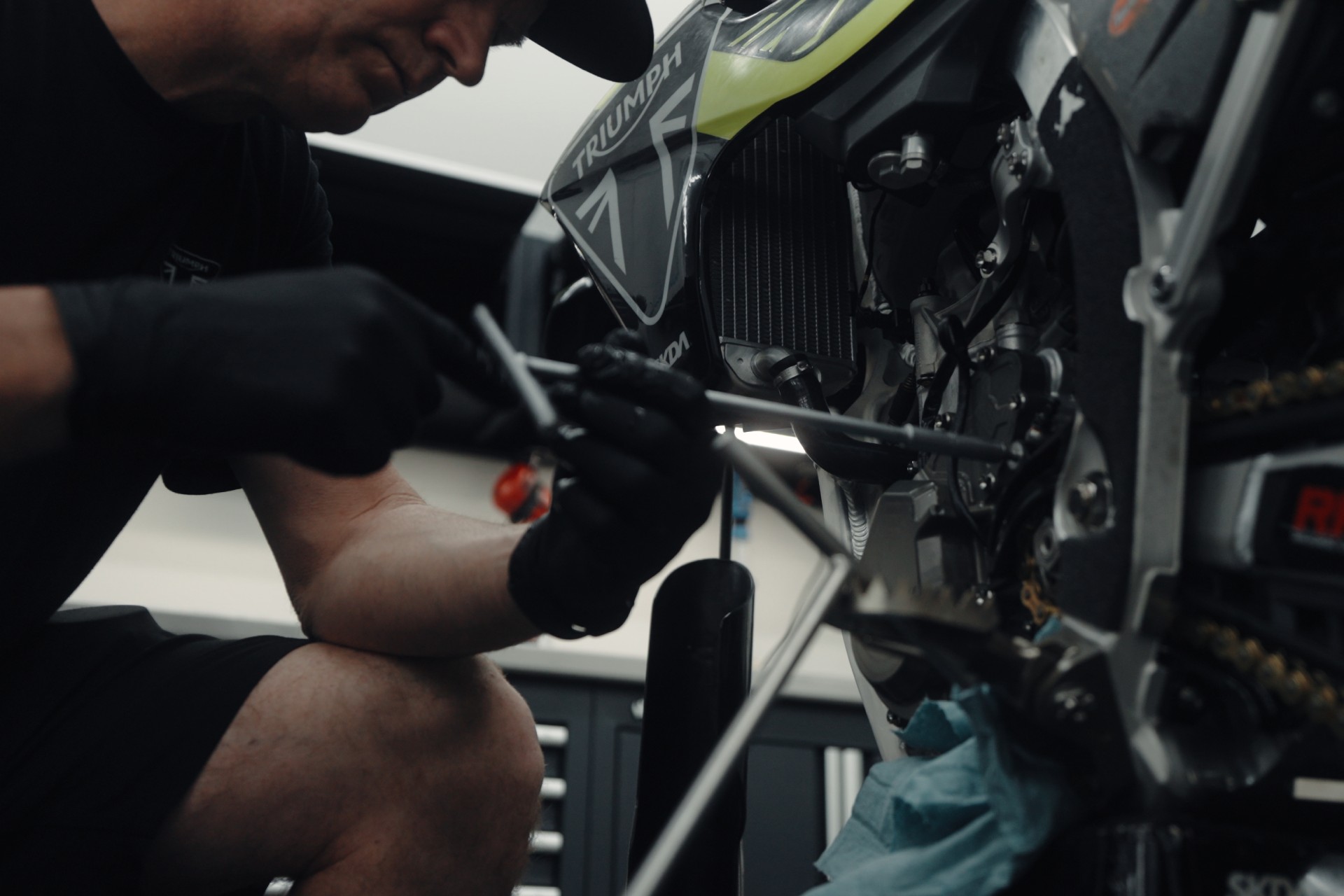 Triumph Motorcycles decidió abrir las puertas de uno de sus proyectos más ambiciosos con el lanzamiento de “ALL IN”, serie documental de cuatro partes que recorre el camino de la marca británica en el competitivo mundo del motociclismo off-road. El primer episodio ya está disponible en el canal oficial de Triumph Motorcycles en YouTube, mientras que las tres entregas restantes llegarán progresivamente durante octubre, noviembre y diciembre.