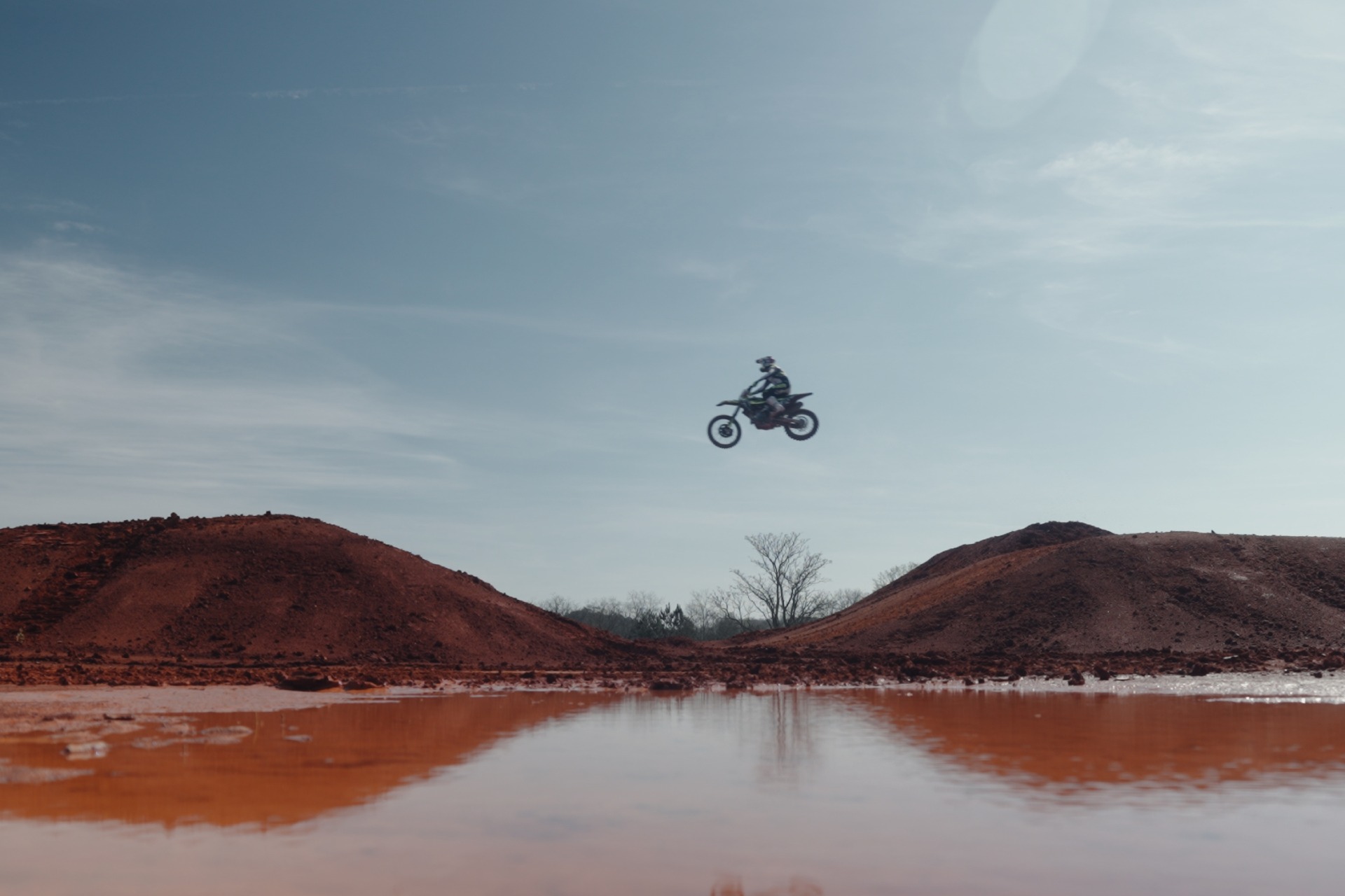 Triumph Motorcycles decidió abrir las puertas de uno de sus proyectos más ambiciosos con el lanzamiento de “ALL IN”, serie documental de cuatro partes que recorre el camino de la marca británica en el competitivo mundo del motociclismo off-road. El primer episodio ya está disponible en el canal oficial de Triumph Motorcycles en YouTube, mientras que las tres entregas restantes llegarán progresivamente durante octubre, noviembre y diciembre.