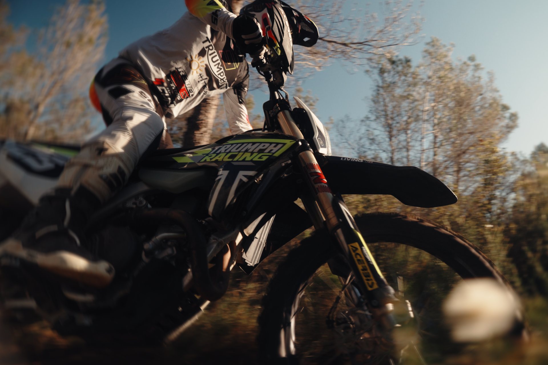 Triumph Motorcycles decidió abrir las puertas de uno de sus proyectos más ambiciosos con el lanzamiento de “ALL IN”, serie documental de cuatro partes que recorre el camino de la marca británica en el competitivo mundo del motociclismo off-road. El primer episodio ya está disponible en el canal oficial de Triumph Motorcycles en YouTube, mientras que las tres entregas restantes llegarán progresivamente durante octubre, noviembre y diciembre.