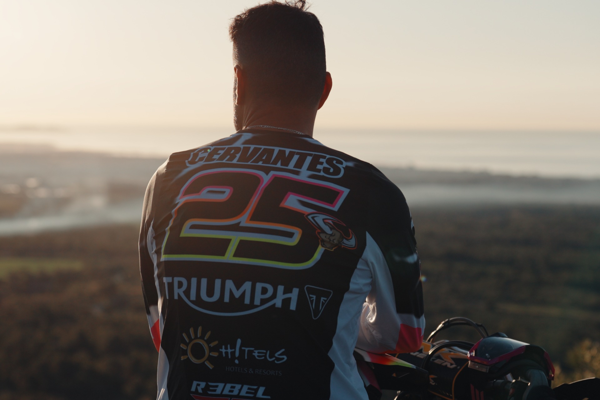 Triumph Motorcycles decidió abrir las puertas de uno de sus proyectos más ambiciosos con el lanzamiento de “ALL IN”, serie documental de cuatro partes que recorre el camino de la marca británica en el competitivo mundo del motociclismo off-road. El primer episodio ya está disponible en el canal oficial de Triumph Motorcycles en YouTube, mientras que las tres entregas restantes llegarán progresivamente durante octubre, noviembre y diciembre.