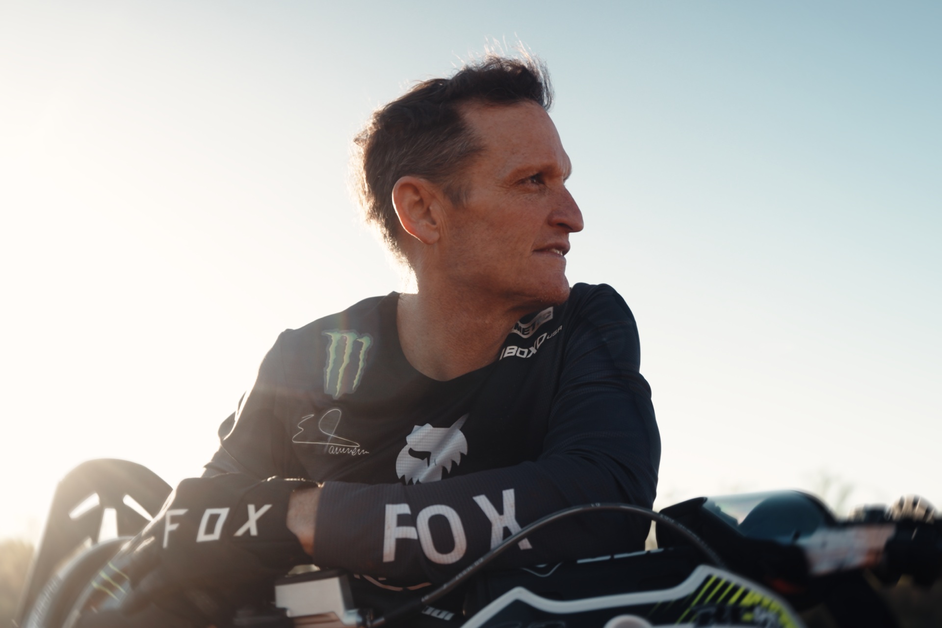 Triumph Motorcycles decidió abrir las puertas de uno de sus proyectos más ambiciosos con el lanzamiento de “ALL IN”, serie documental de cuatro partes que recorre el camino de la marca británica en el competitivo mundo del motociclismo off-road. El primer episodio ya está disponible en el canal oficial de Triumph Motorcycles en YouTube, mientras que las tres entregas restantes llegarán progresivamente durante octubre, noviembre y diciembre.