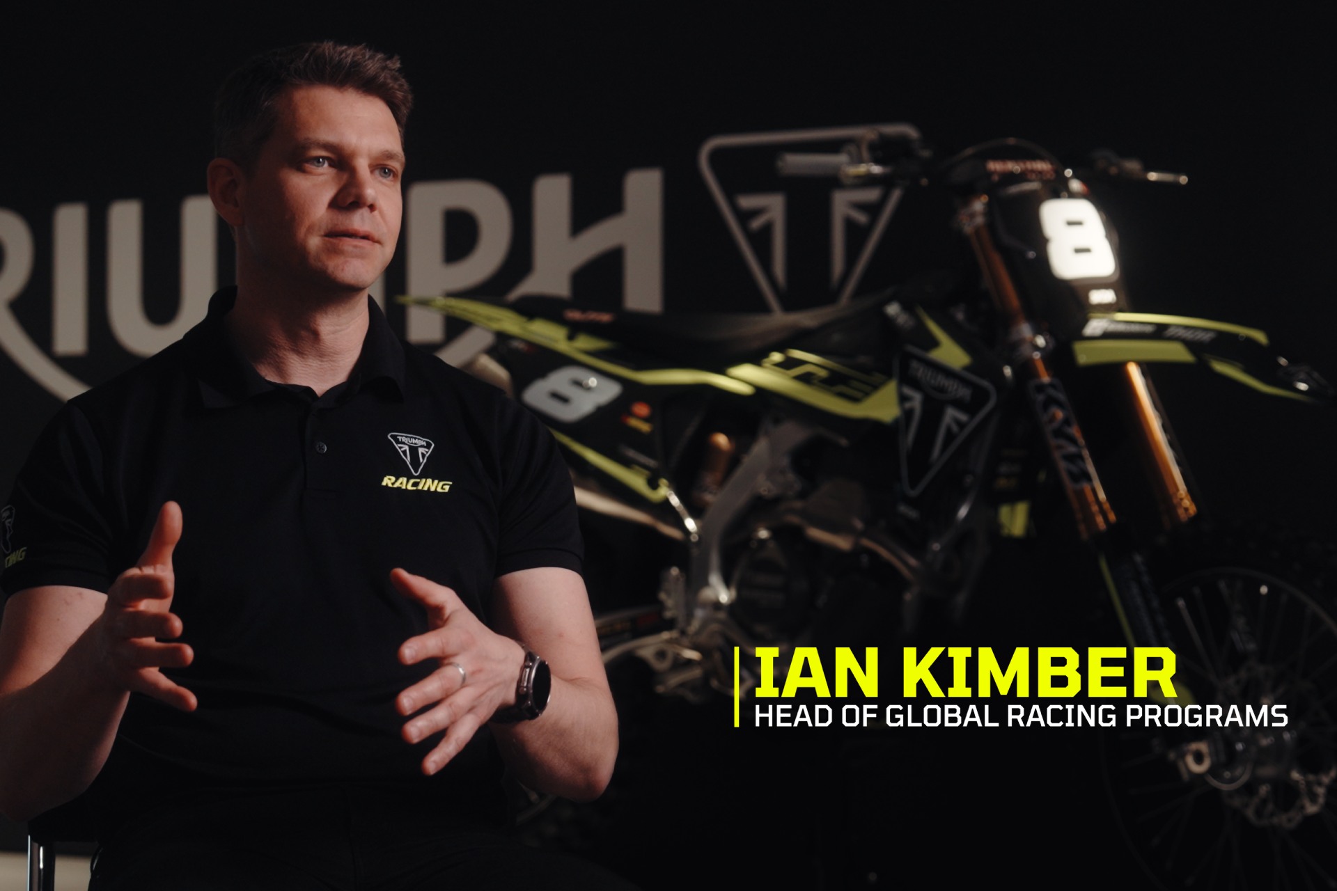 Triumph Motorcycles decidió abrir las puertas de uno de sus proyectos más ambiciosos con el lanzamiento de “ALL IN”, serie documental de cuatro partes que recorre el camino de la marca británica en el competitivo mundo del motociclismo off-road. El primer episodio ya está disponible en el canal oficial de Triumph Motorcycles en YouTube, mientras que las tres entregas restantes llegarán progresivamente durante octubre, noviembre y diciembre.