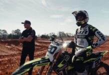 Triumph Motorcycles decidió abrir las puertas de uno de sus proyectos más ambiciosos con el lanzamiento de “ALL IN”, serie documental de cuatro partes que recorre el camino de la marca británica en el competitivo mundo del motociclismo off-road. El primer episodio ya está disponible en el canal oficial de Triumph Motorcycles en YouTube, mientras que las tres entregas restantes llegarán progresivamente durante octubre, noviembre y diciembre.