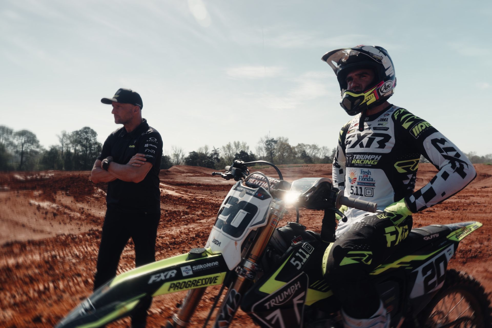 Triumph Motorcycles decidió abrir las puertas de uno de sus proyectos más ambiciosos con el lanzamiento de “ALL IN”, serie documental de cuatro partes que recorre el camino de la marca británica en el competitivo mundo del motociclismo off-road. El primer episodio ya está disponible en el canal oficial de Triumph Motorcycles en YouTube, mientras que las tres entregas restantes llegarán progresivamente durante octubre, noviembre y diciembre.