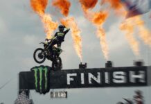 Triumph Motorcycles decidió abrir las puertas de uno de sus proyectos más ambiciosos con el lanzamiento de “ALL IN”, serie documental de cuatro partes que recorre el camino de la marca británica en el competitivo mundo del motociclismo off-road. El primer episodio ya está disponible en el canal oficial de Triumph Motorcycles en YouTube, mientras que las tres entregas restantes llegarán progresivamente durante octubre, noviembre y diciembre.