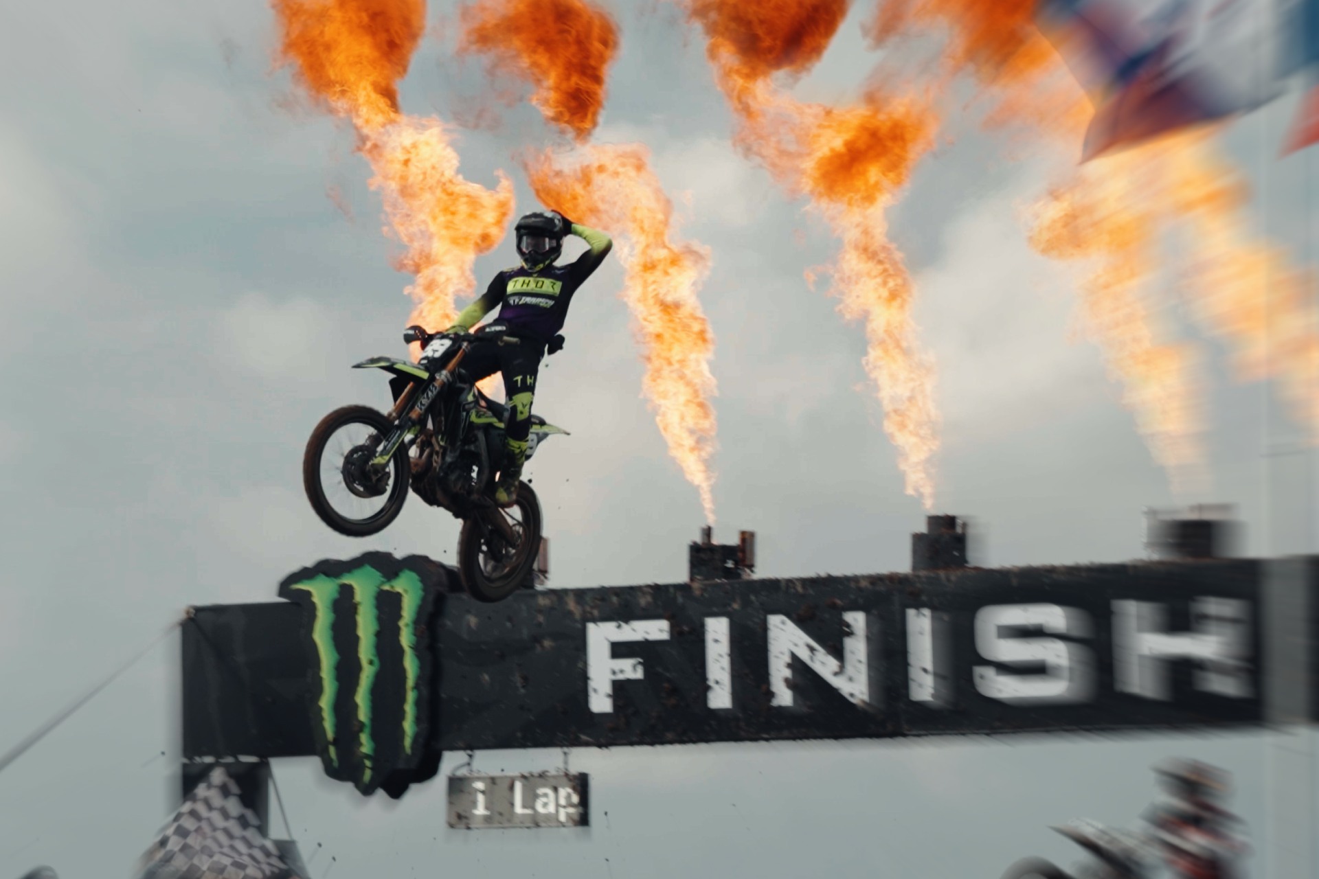 Triumph Motorcycles decidió abrir las puertas de uno de sus proyectos más ambiciosos con el lanzamiento de “ALL IN”, serie documental de cuatro partes que recorre el camino de la marca británica en el competitivo mundo del motociclismo off-road. El primer episodio ya está disponible en el canal oficial de Triumph Motorcycles en YouTube, mientras que las tres entregas restantes llegarán progresivamente durante octubre, noviembre y diciembre.