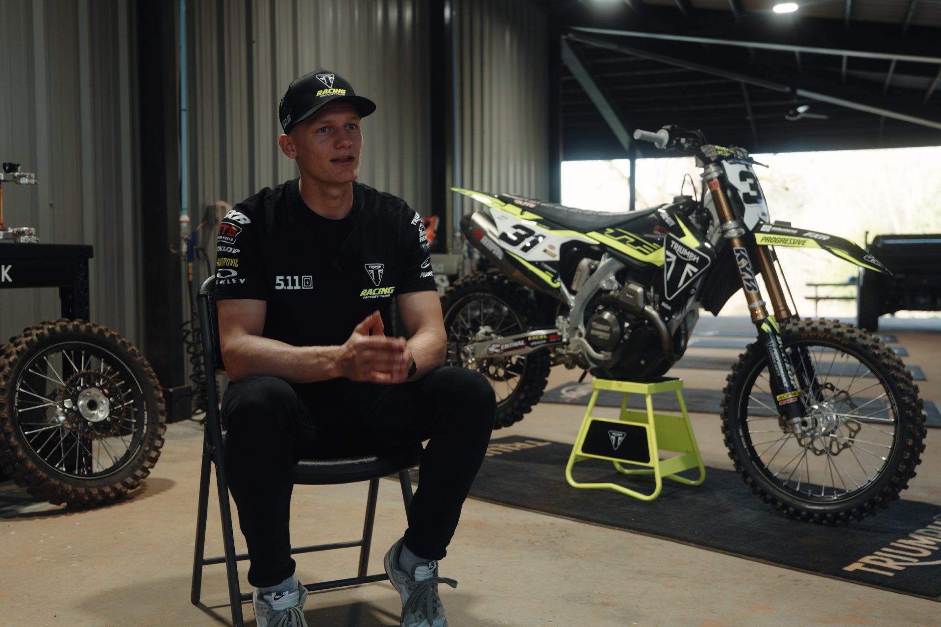 Triumph Motorcycles decidió abrir las puertas de uno de sus proyectos más ambiciosos con el lanzamiento de “ALL IN”, serie documental de cuatro partes que recorre el camino de la marca británica en el competitivo mundo del motociclismo off-road. El primer episodio ya está disponible en el canal oficial de Triumph Motorcycles en YouTube, mientras que las tres entregas restantes llegarán progresivamente durante octubre, noviembre y diciembre.