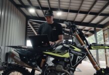 Triumph Motorcycles decidió abrir las puertas de uno de sus proyectos más ambiciosos con el lanzamiento de “ALL IN”, serie documental de cuatro partes que recorre el camino de la marca británica en el competitivo mundo del motociclismo off-road. El primer episodio ya está disponible en el canal oficial de Triumph Motorcycles en YouTube, mientras que las tres entregas restantes llegarán progresivamente durante octubre, noviembre y diciembre.