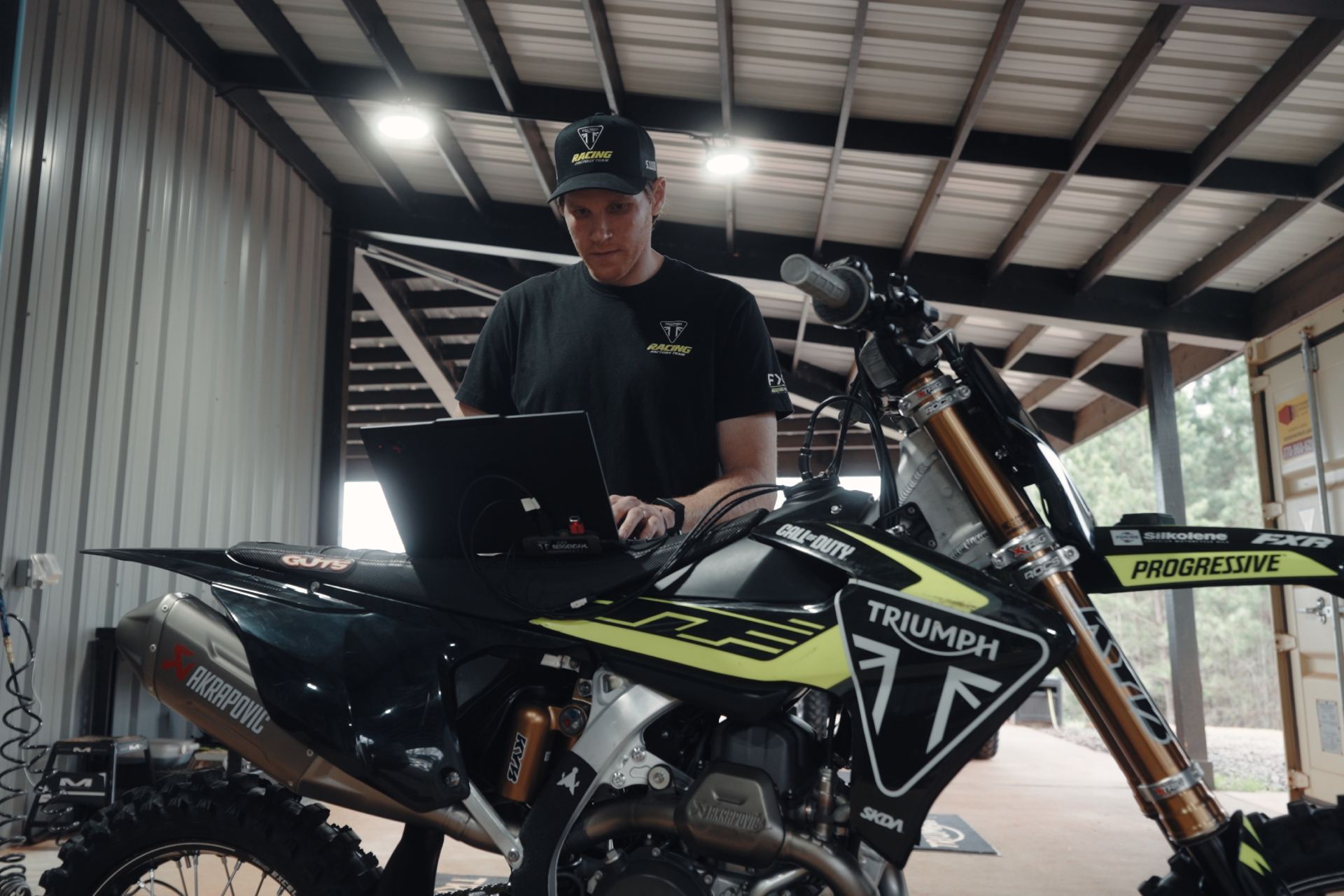 Triumph Motorcycles decidió abrir las puertas de uno de sus proyectos más ambiciosos con el lanzamiento de “ALL IN”, serie documental de cuatro partes que recorre el camino de la marca británica en el competitivo mundo del motociclismo off-road. El primer episodio ya está disponible en el canal oficial de Triumph Motorcycles en YouTube, mientras que las tres entregas restantes llegarán progresivamente durante octubre, noviembre y diciembre.