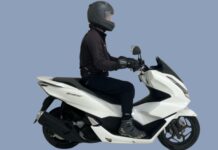 ¿Cómo deben ir sus pies en los estribos de la motocicleta?