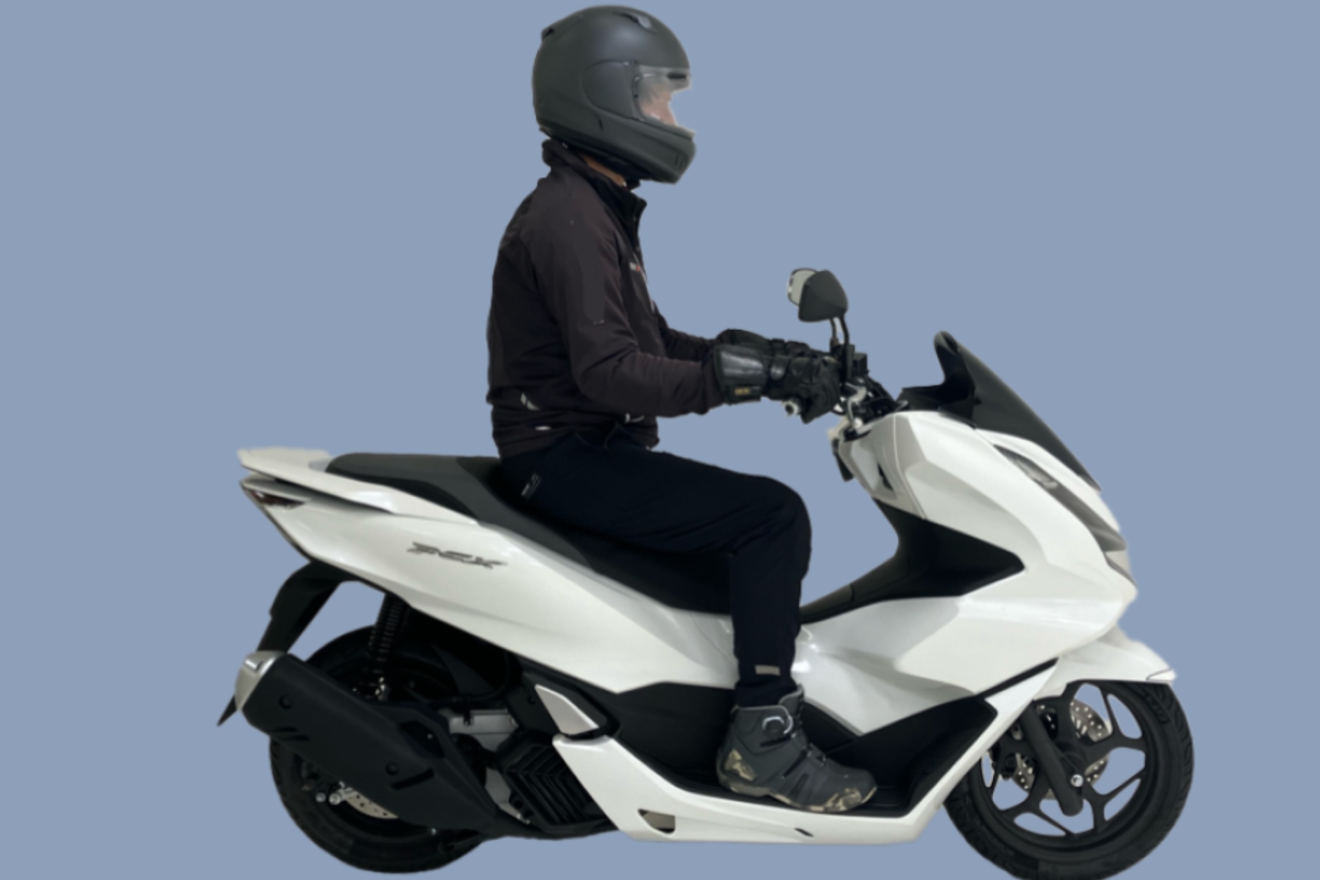 ¿Cómo deben ir sus pies en los estribos de la motocicleta?