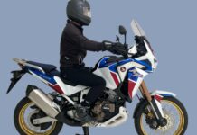 ¿Cómo deben ir sus pies en los estribos de la motocicleta?