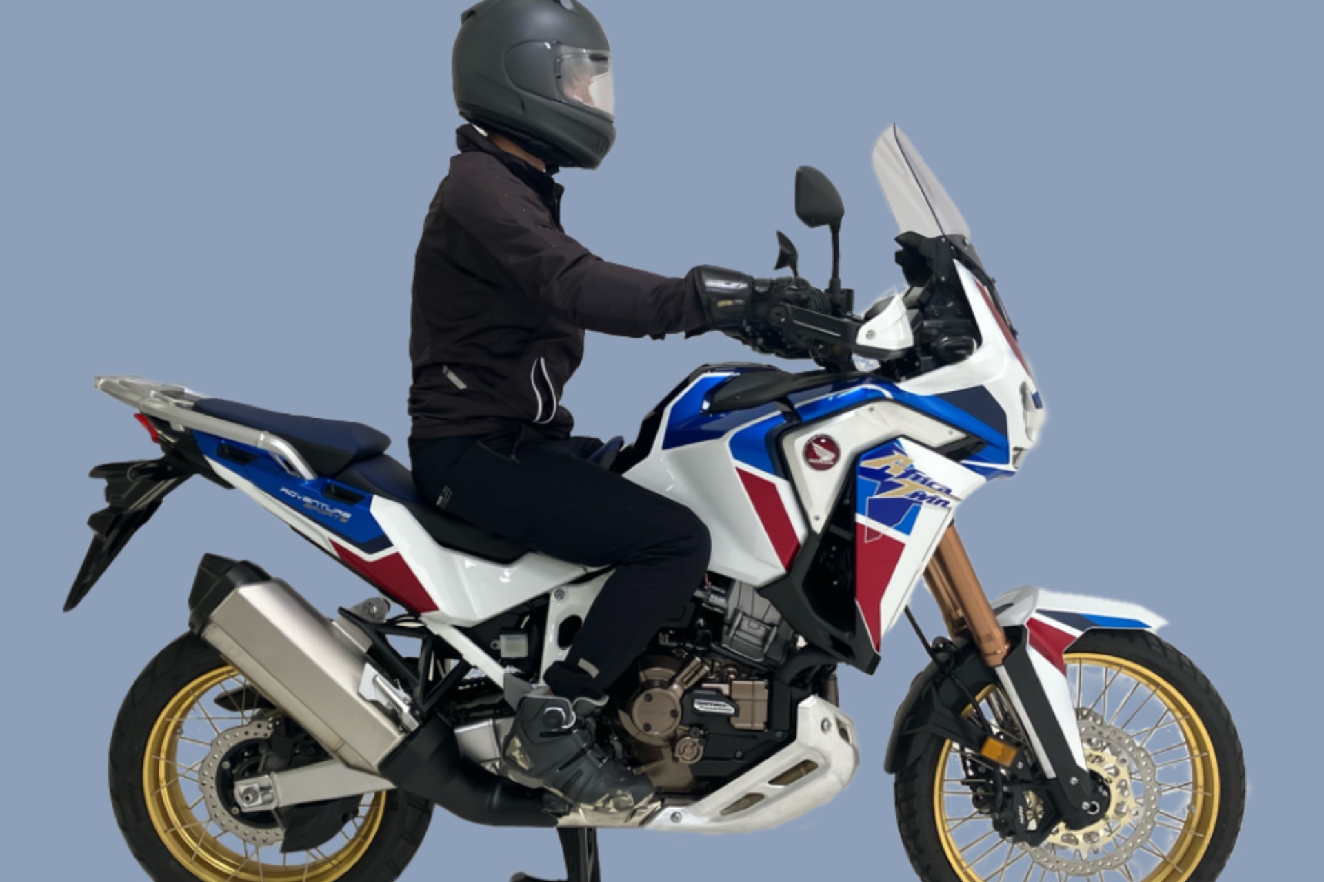 ¿Cómo deben ir sus pies en los estribos de la motocicleta?