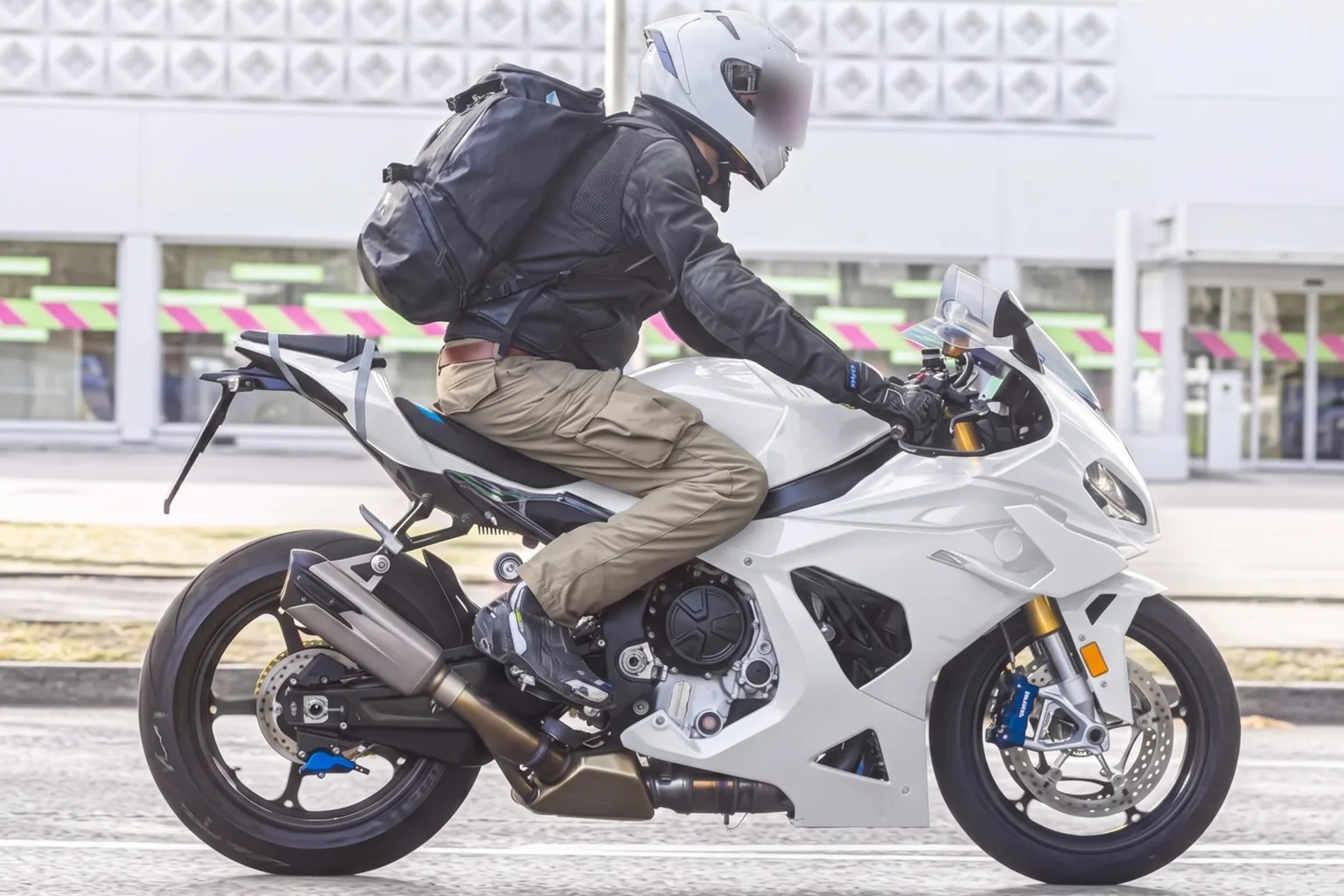 La futura BMW S 1000 RR 2027 ya apunta a la Ducati Panigale V4 con estos importantes cambios