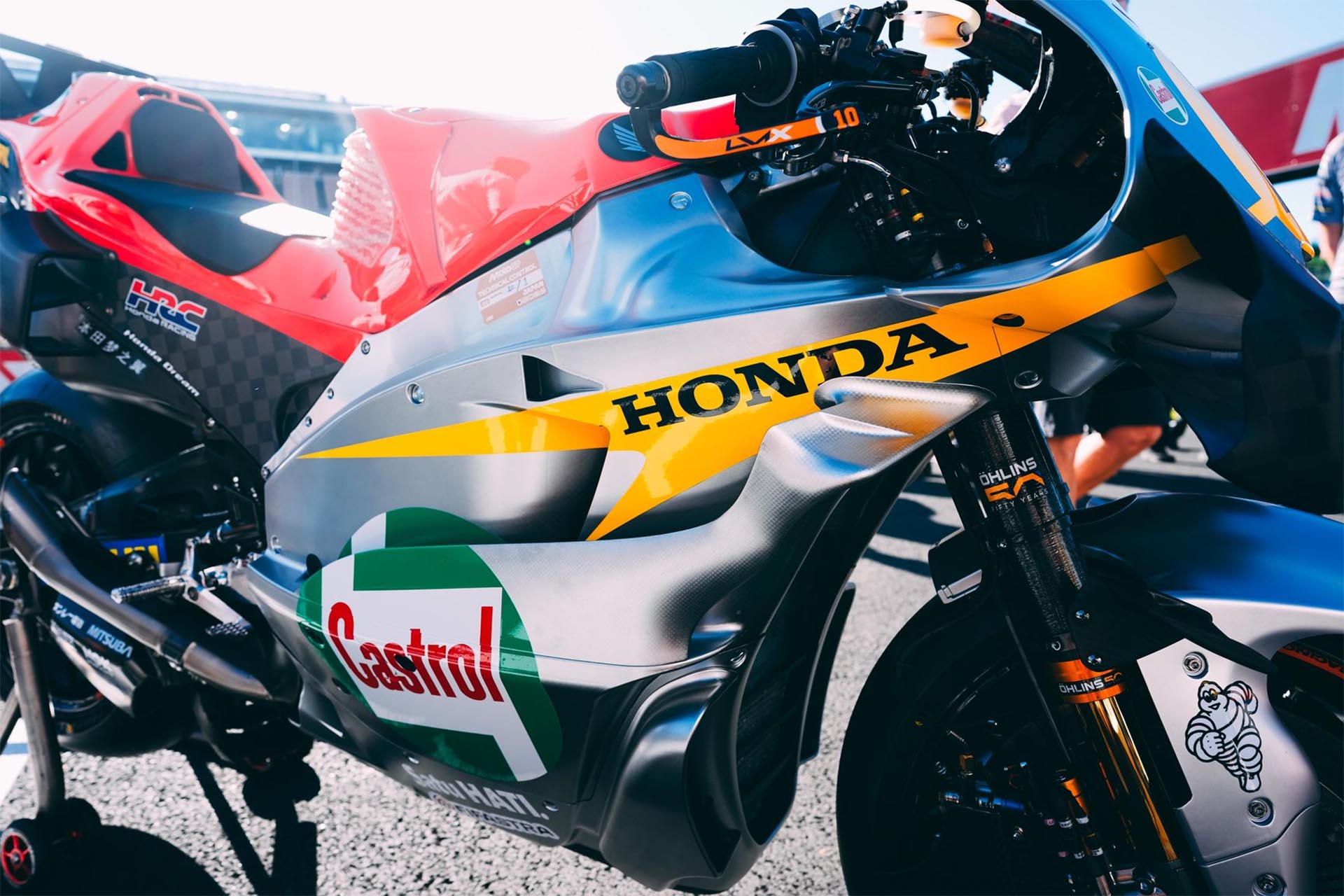 Plata, amarillo y rojo, tres colores que en su momento significaban Honda