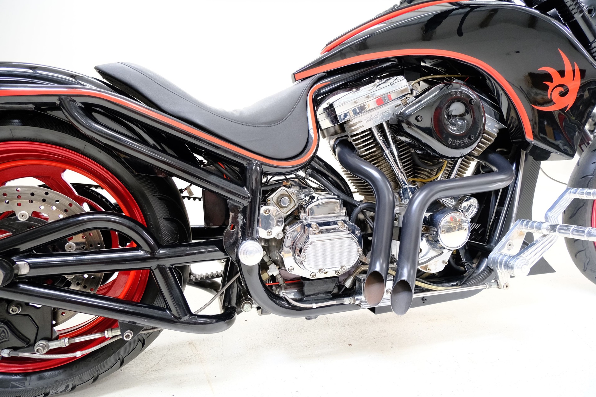La “Dark Rider – Year of Shadow” subastada en beneficio de la Fundación Luca Guintoli alcanza una cifra récord de venta