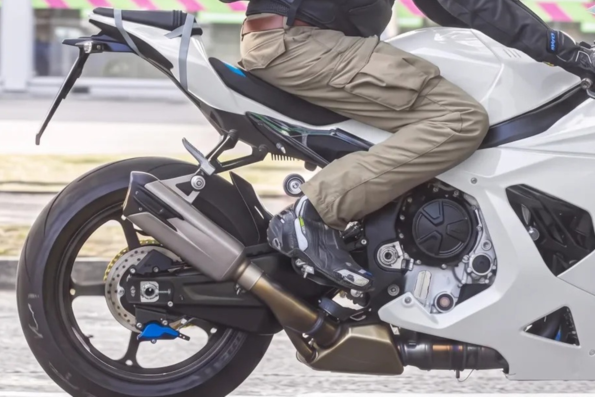 La futura BMW S 1000 RR 2027 ya apunta a la Ducati Panigale V4 con estos importantes cambios
