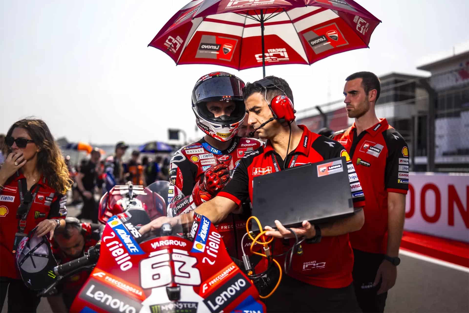 Pecco no está pasando su mejor momento como piloto, pero sigue mirando por el resto