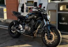 ¿Cómo se debe tanquear una motocicleta y qué pasa si le entra agua al tanque?
